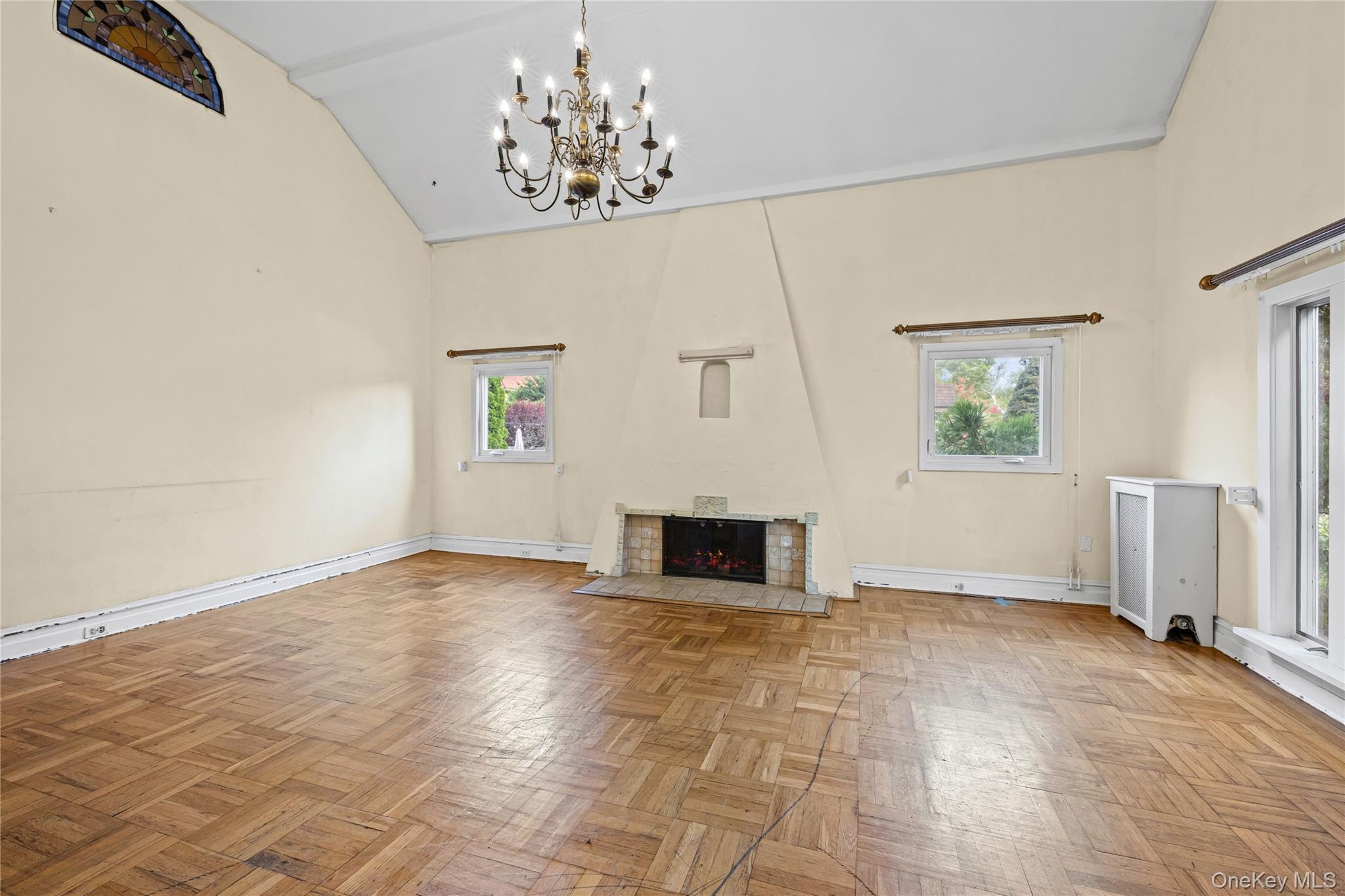 319 Frankel Boulevard Property Photo 4