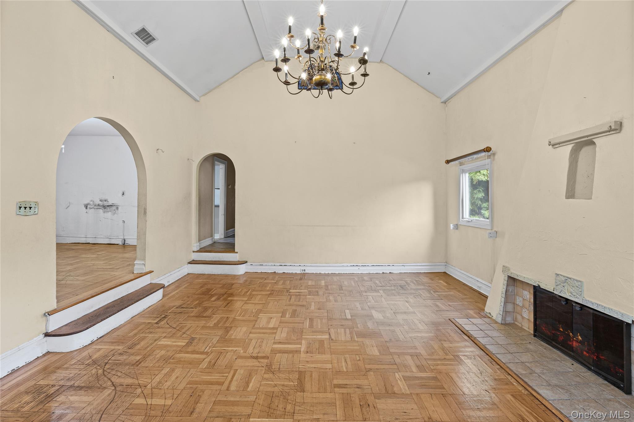 319 Frankel Boulevard Property Photo 5