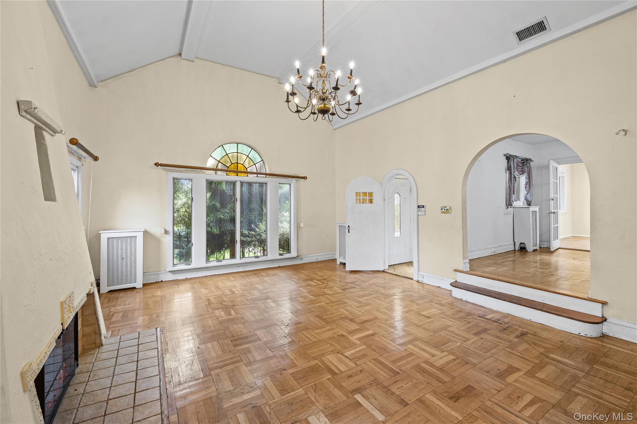 319 Frankel Boulevard Property Photo 6