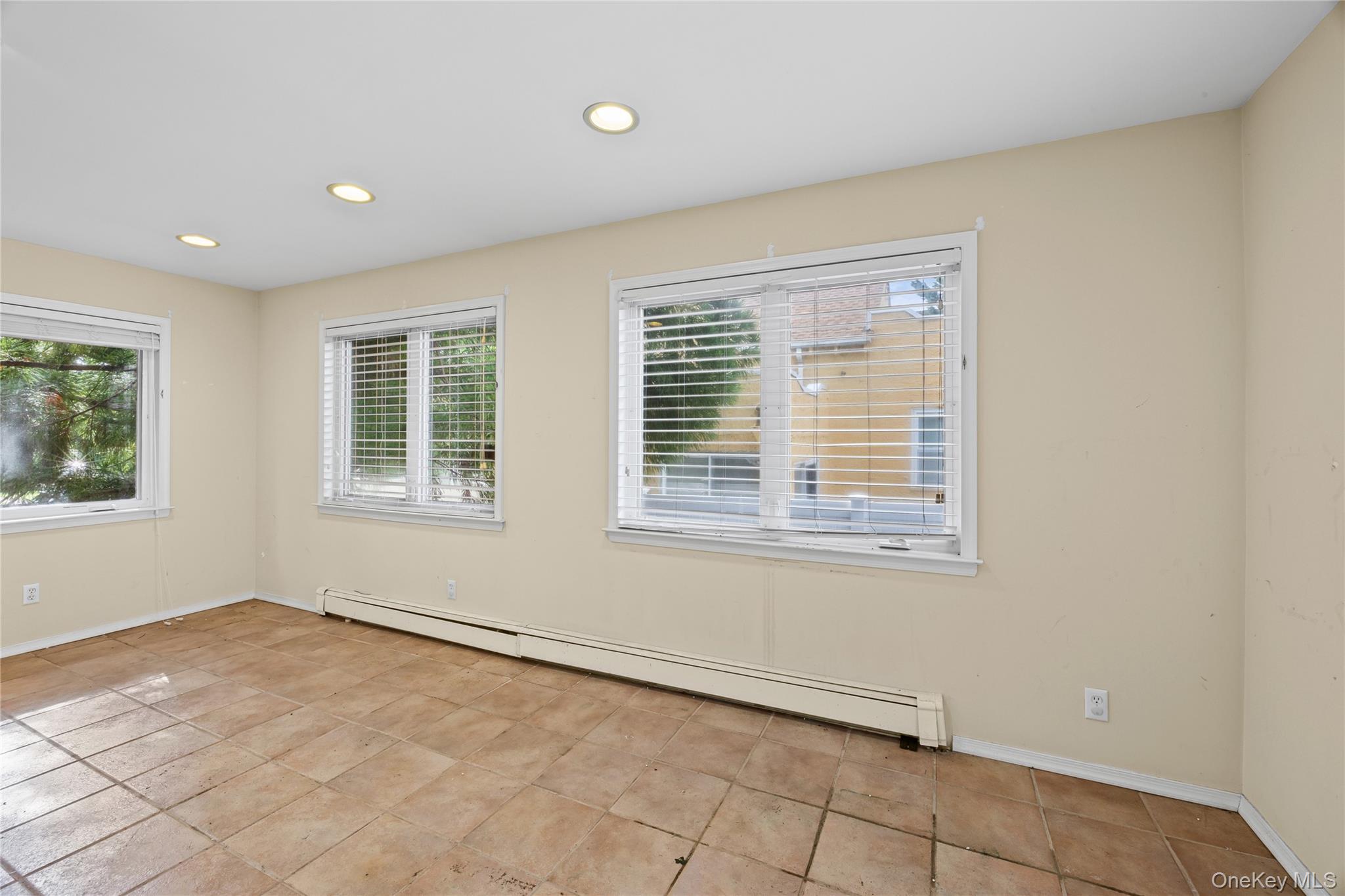 319 Frankel Boulevard Property Photo 8