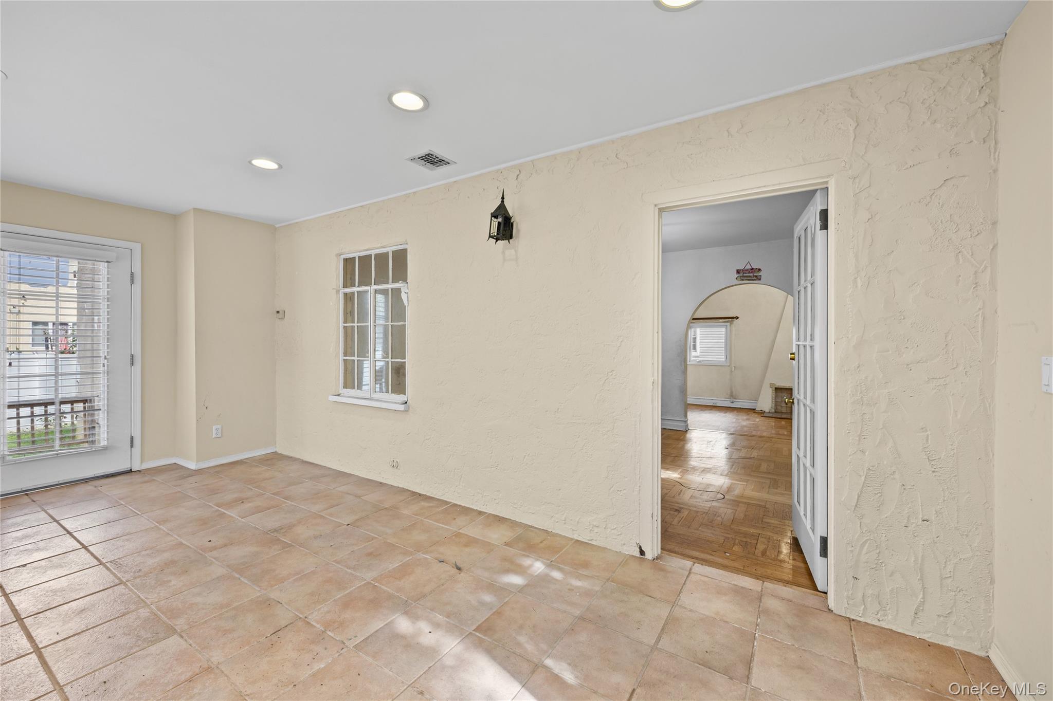 319 Frankel Boulevard Property Photo 9