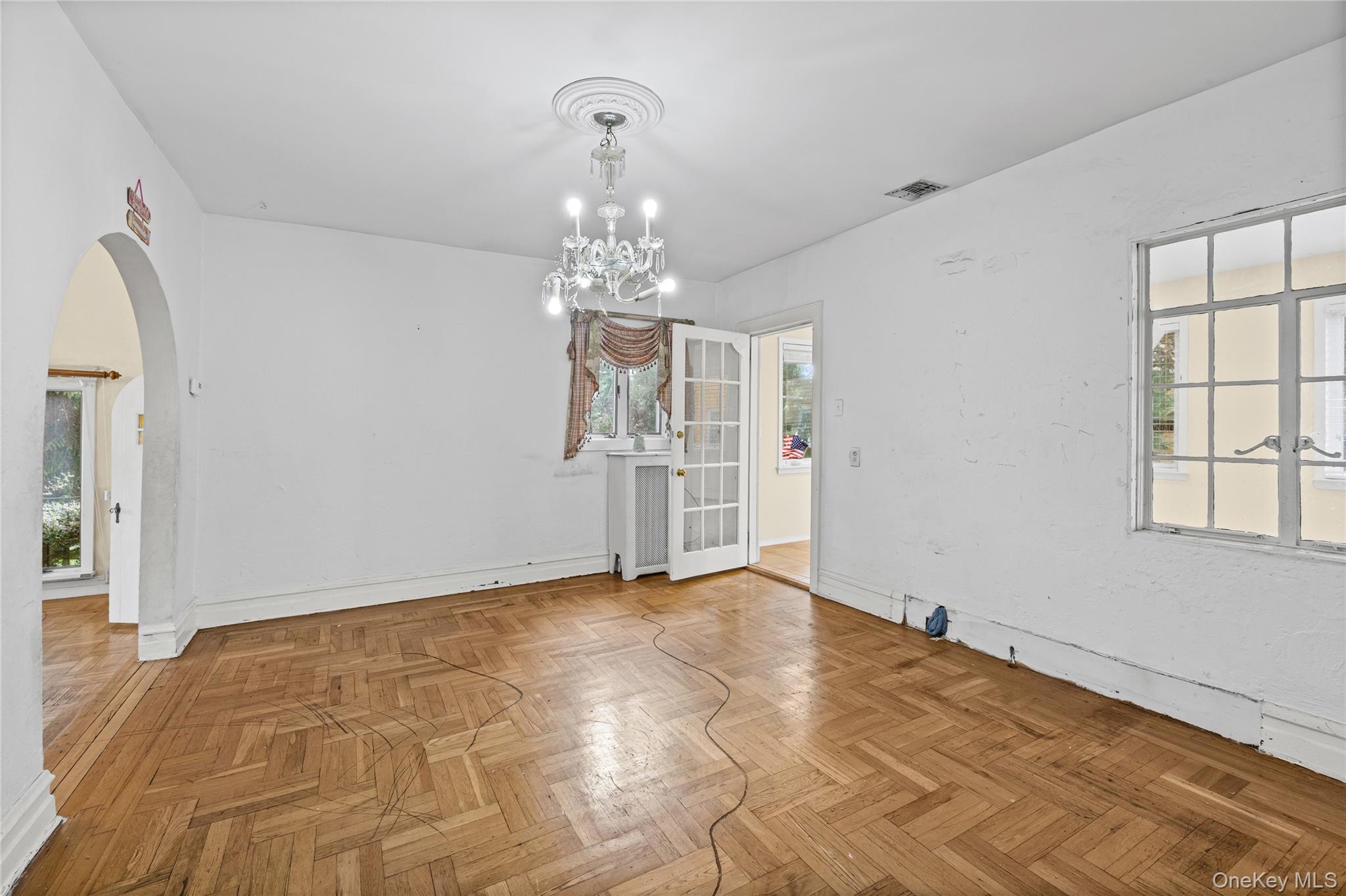 319 Frankel Boulevard Property Photo 12