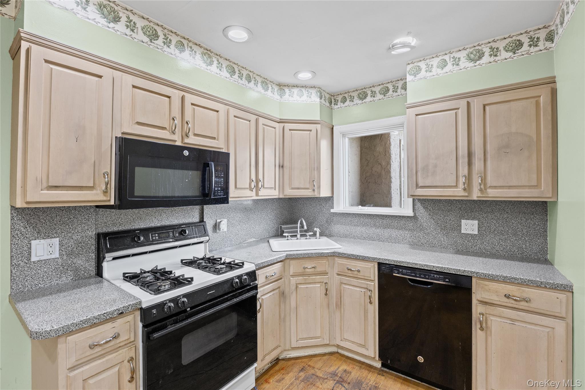 319 Frankel Boulevard Property Photo 13