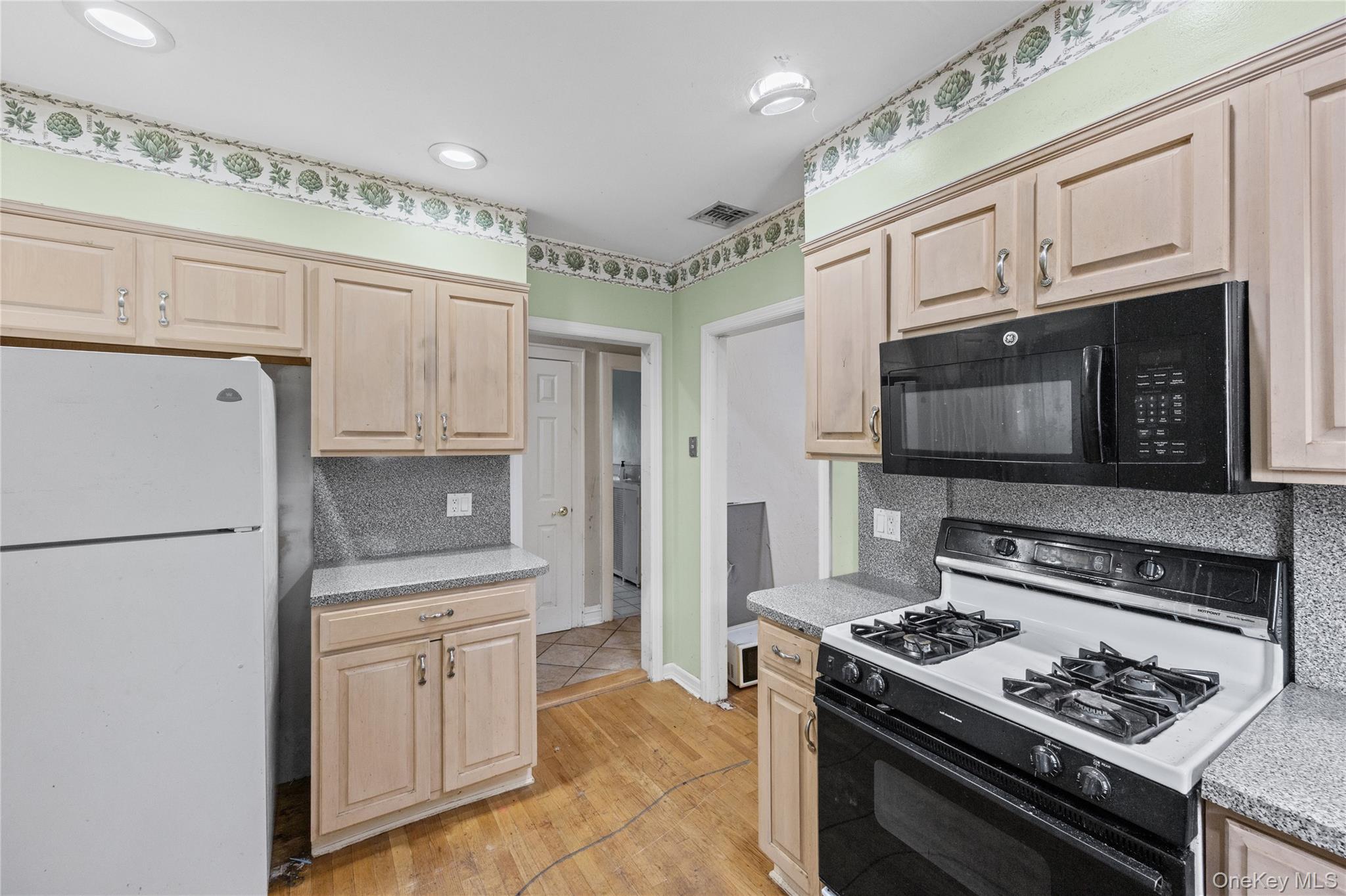 319 Frankel Boulevard Property Photo 14