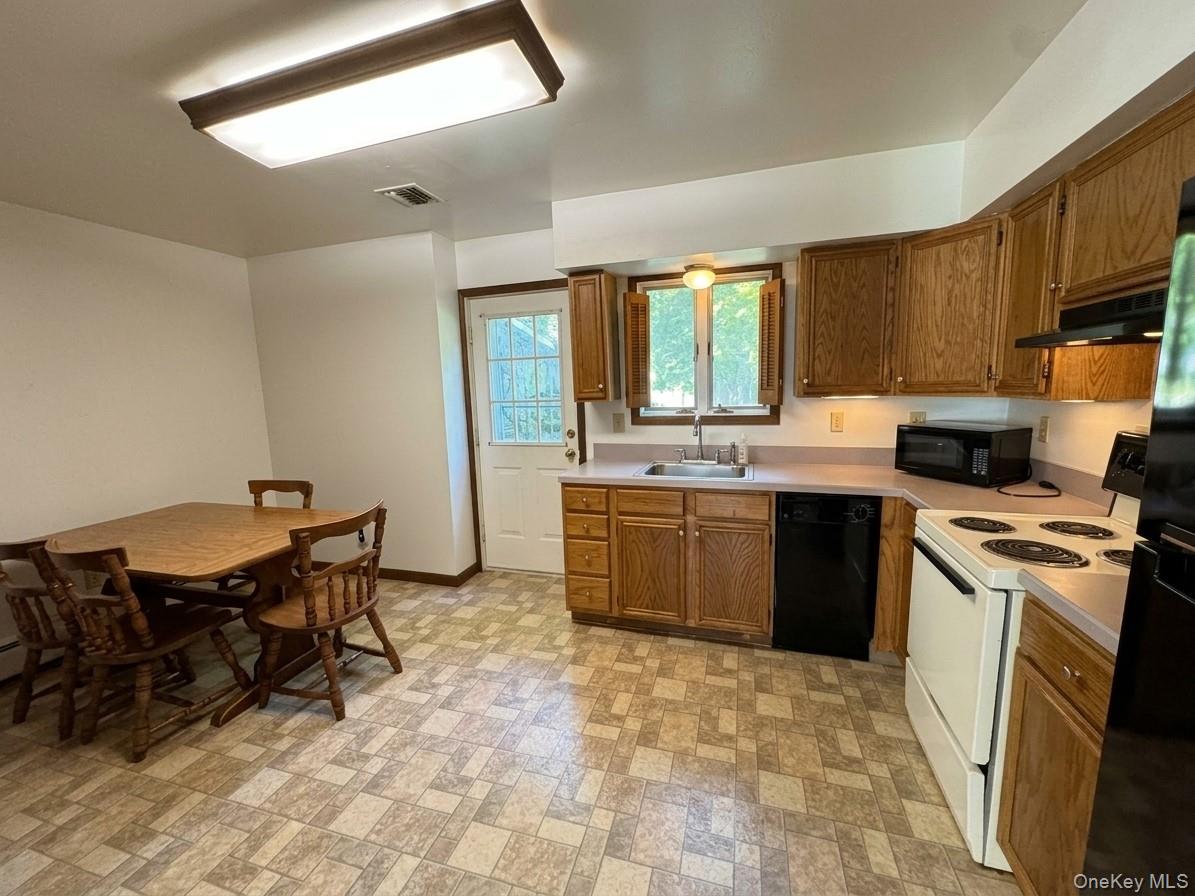 17 Brooks Lane B Property Photo 6