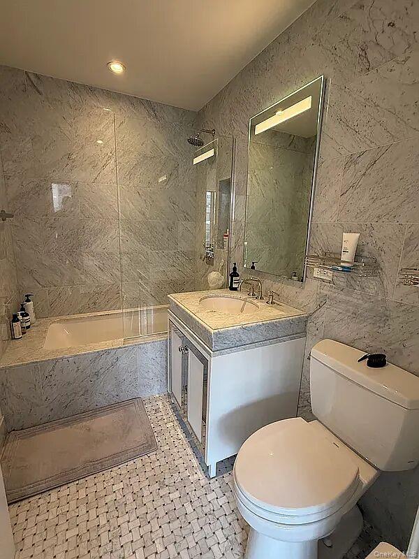 225 E 19th Street 802 Property Photo 9