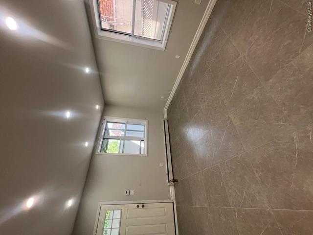 2524 Tenbroeck Avenue Property Photo 1