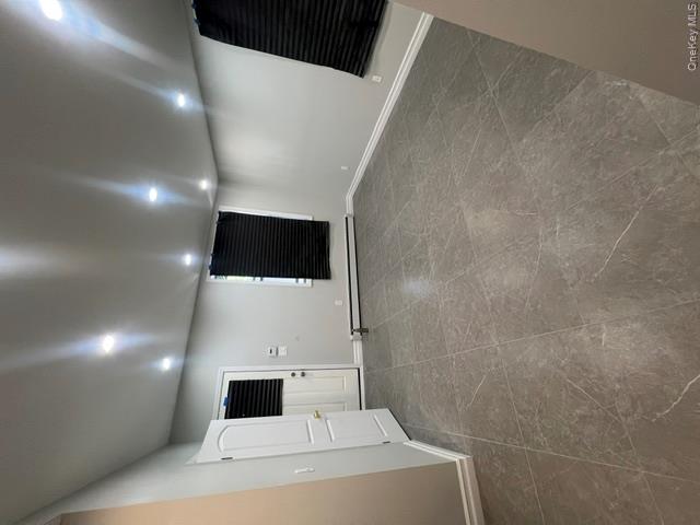2524 Tenbroeck Avenue Property Photo 4