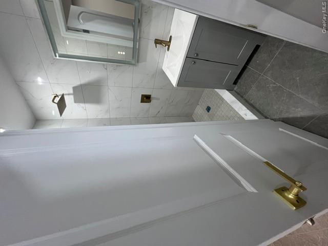 2524 Tenbroeck Avenue Property Photo 6