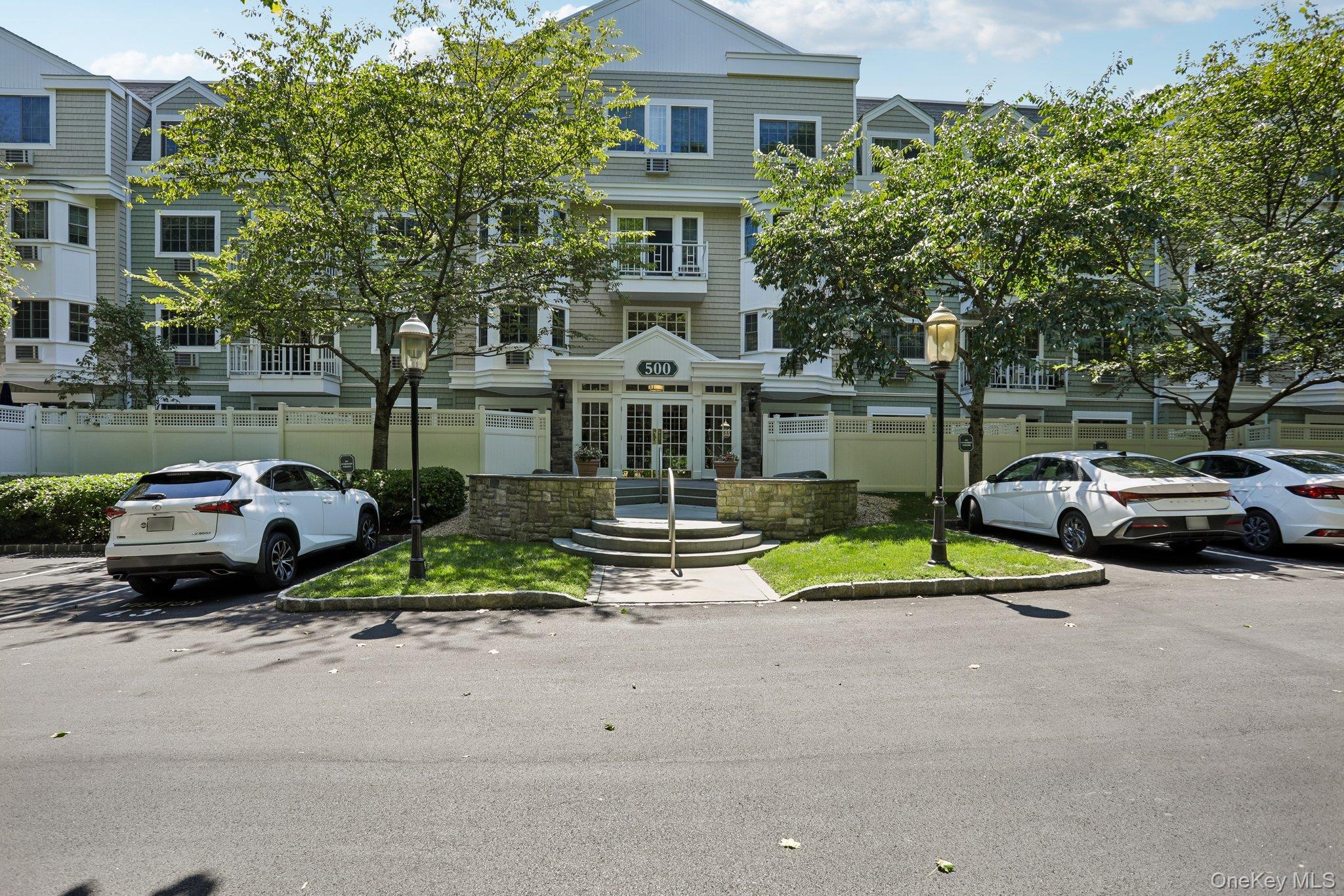 500 Pondside Drive 4l Property Photo 1