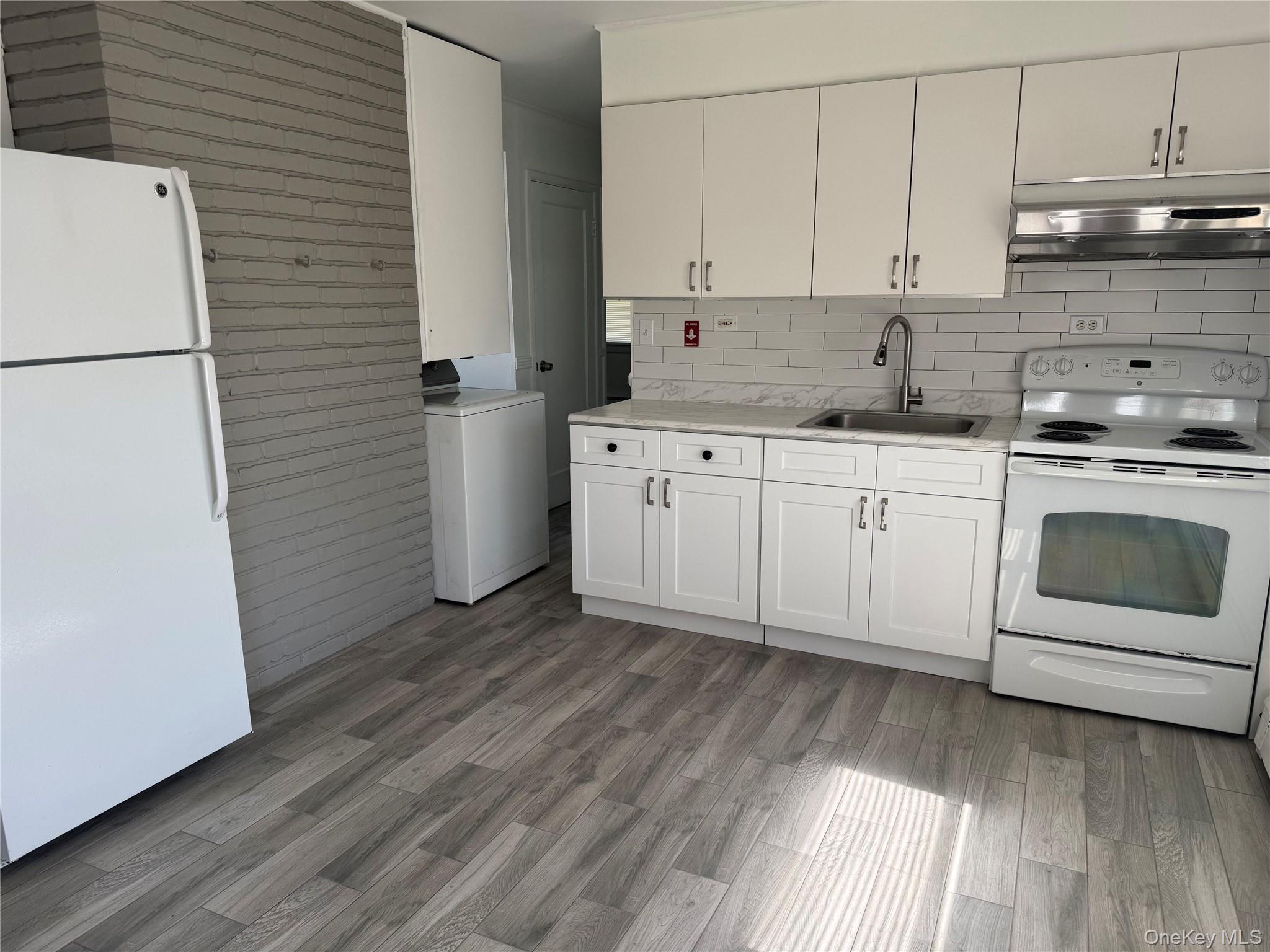 1041570 Property Photo 3