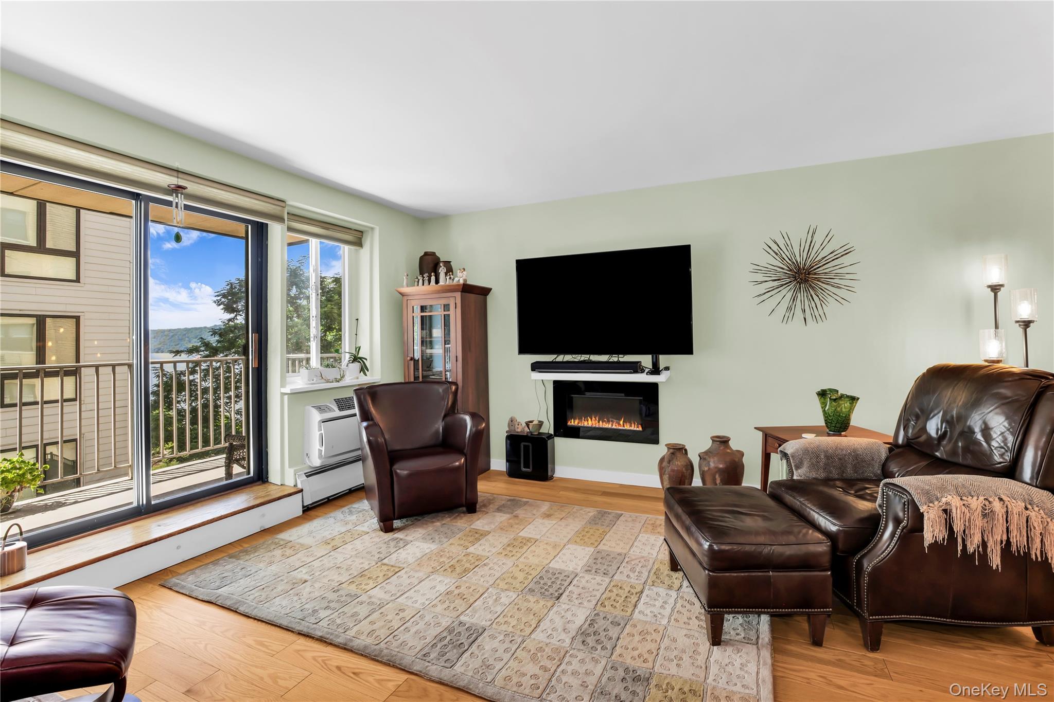 1085 Warburton 210 Property Photo 22