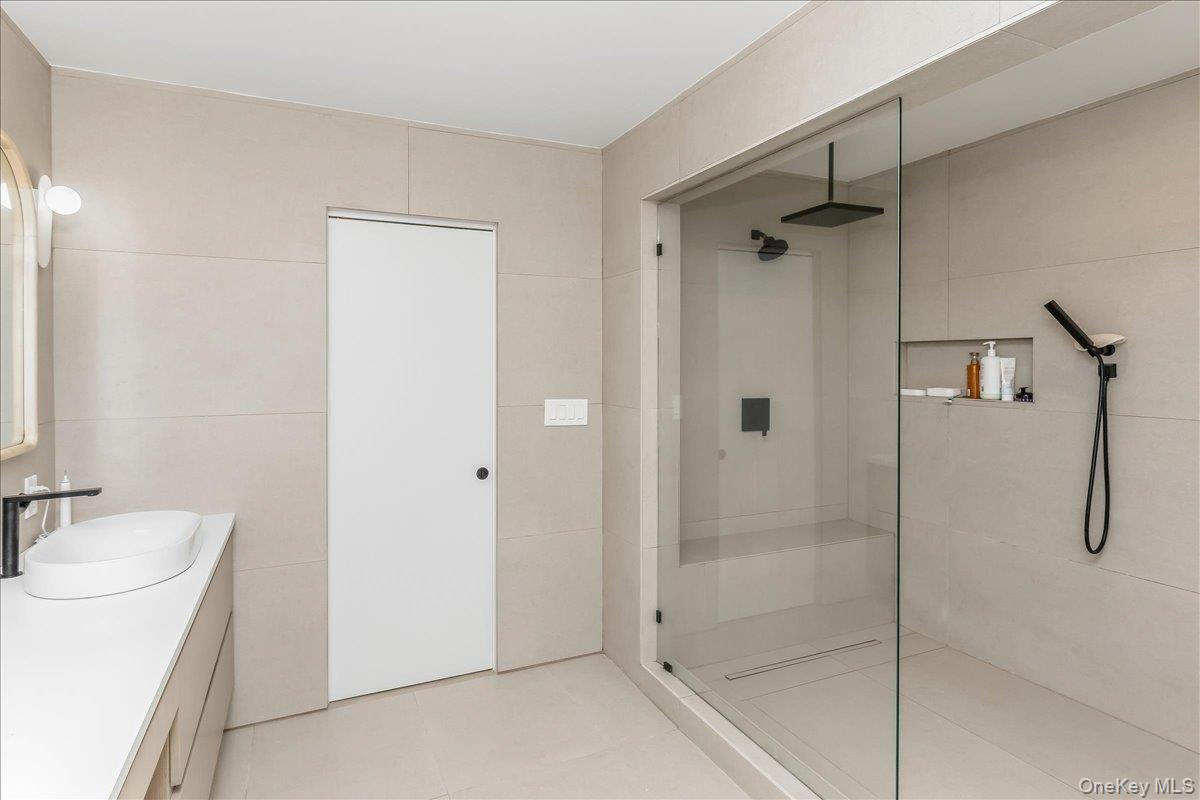 9 Empire Court Property Photo 29