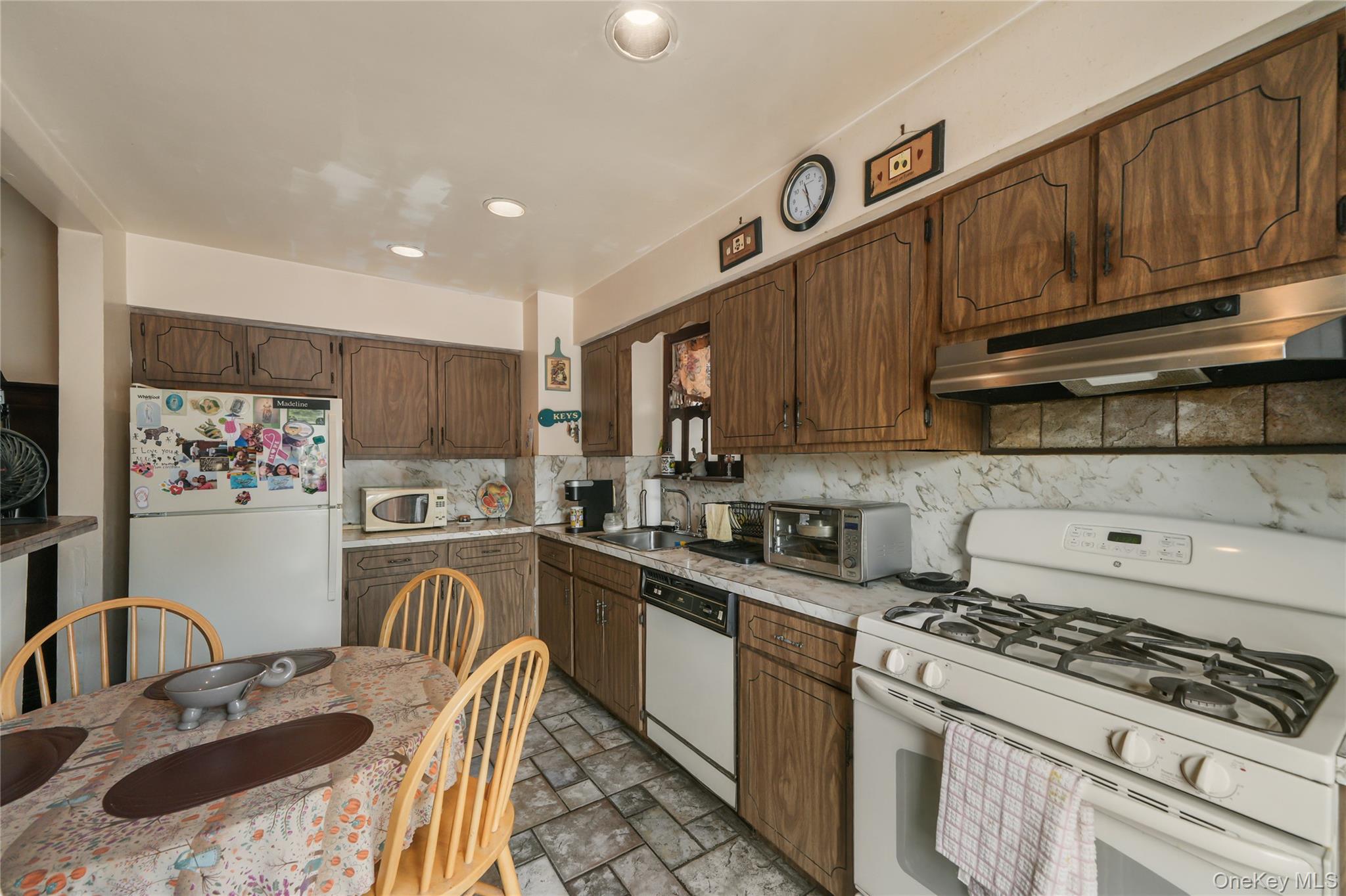 816 Throggs Neck Expressway Property Photo 6