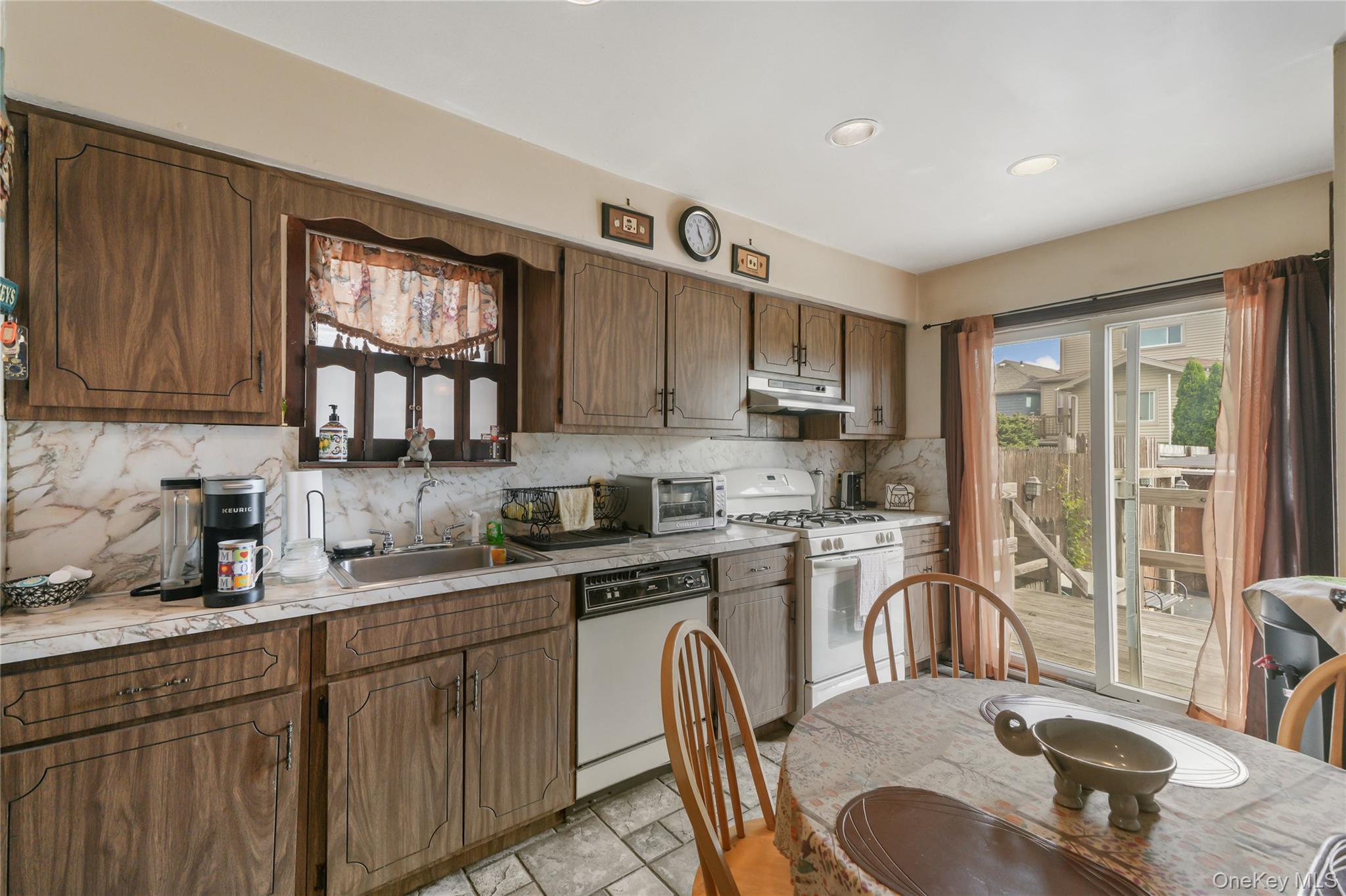 816 Throggs Neck Expressway Property Photo 8