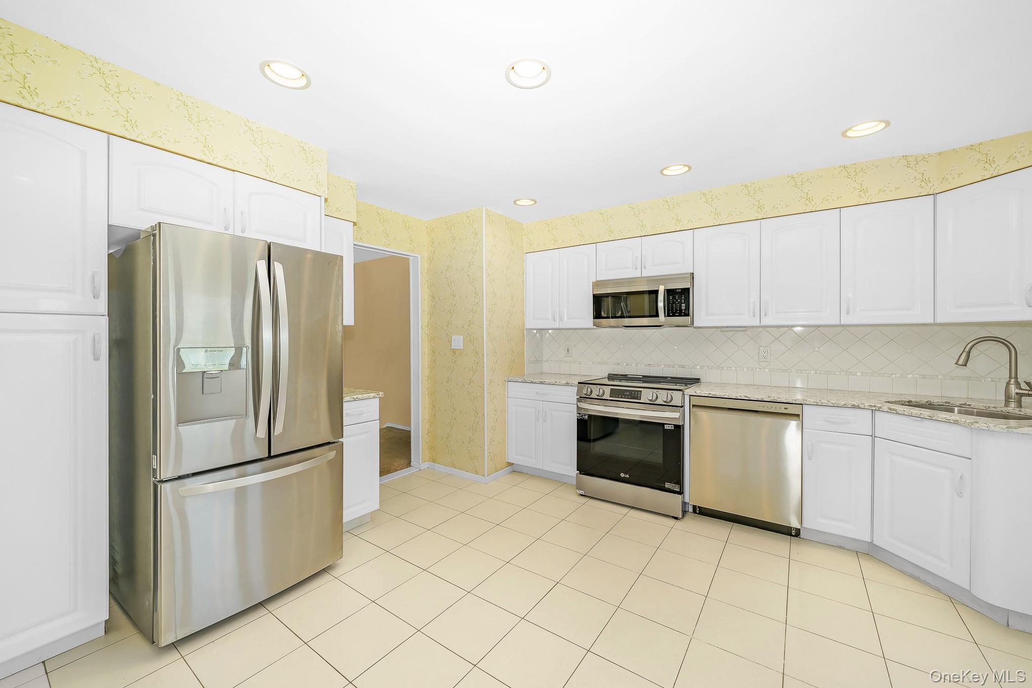 221 Roosevelt Avenue Property Photo 17