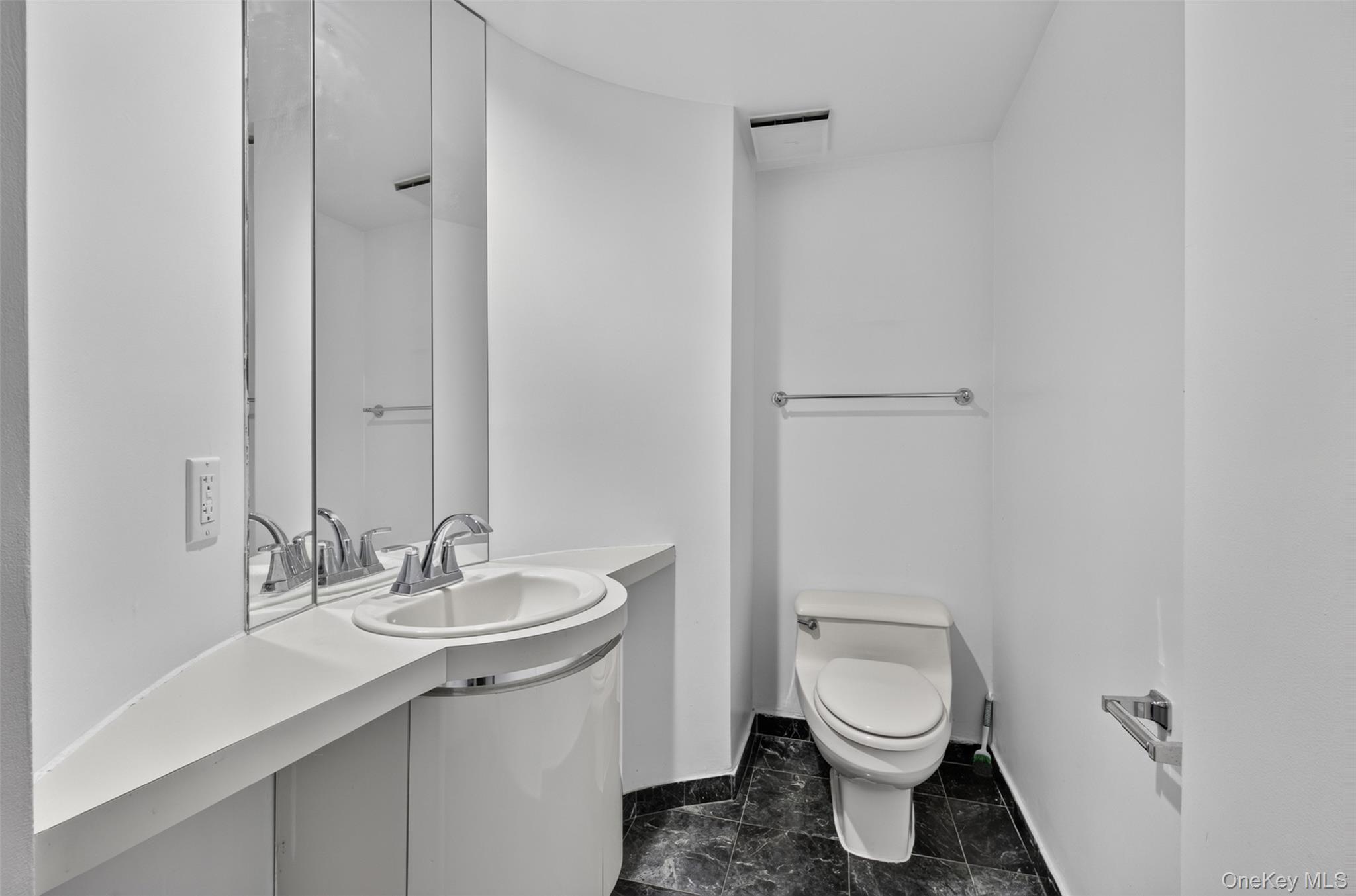 88 Cuttermill Road 322 Property Photo 15