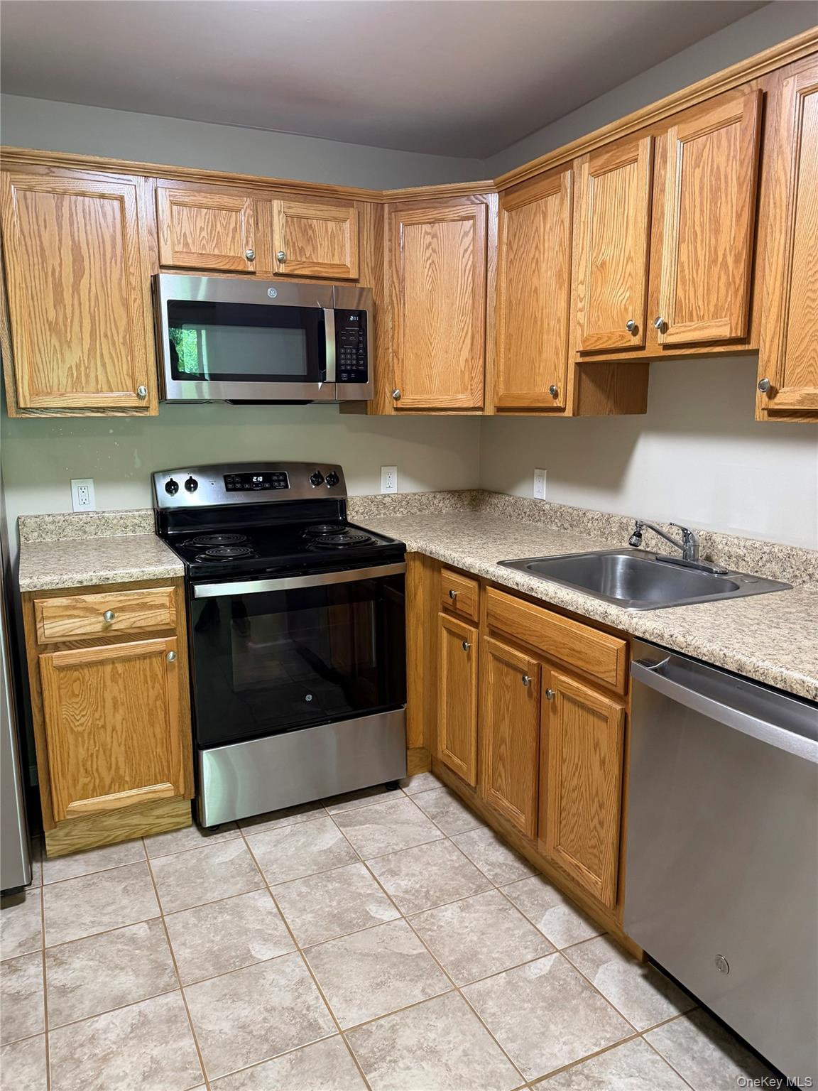 19 Scarborough Lane C Property Photo 8