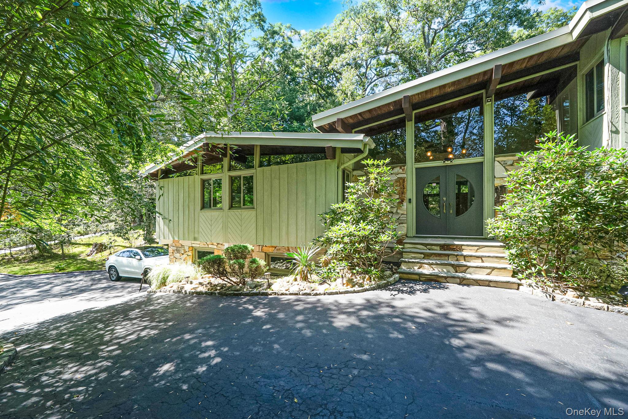 135 Oakside Drive Property Photo 2