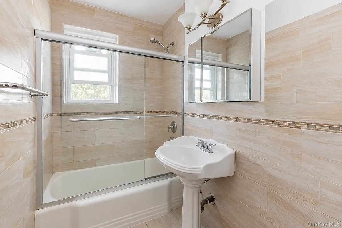 66-92 Selfridge 3j Property Photo 4