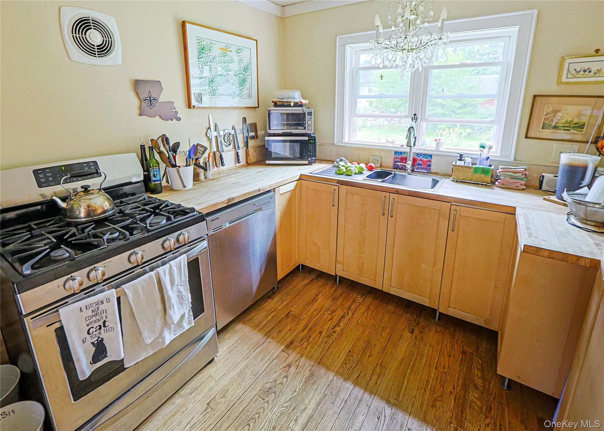 1085 Violet Avenue Property Photo 2