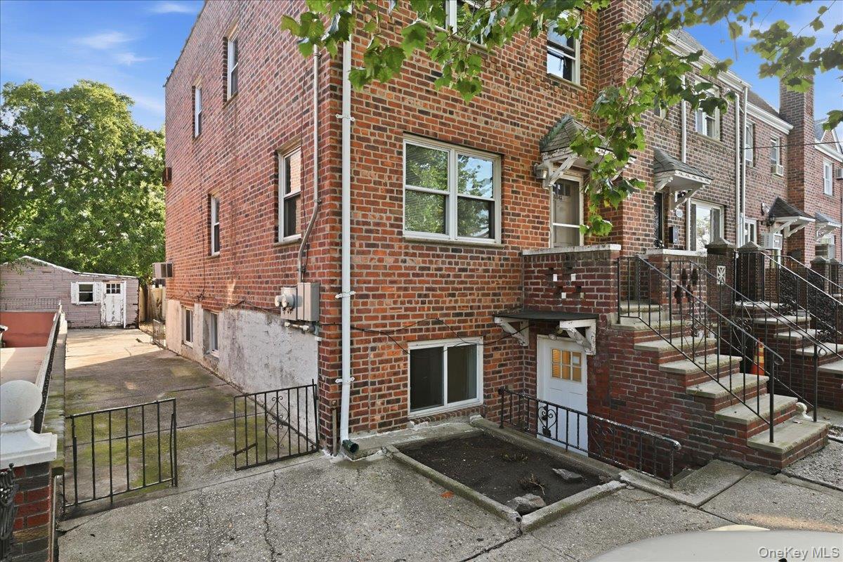 6043 69th Place Property Photo 3