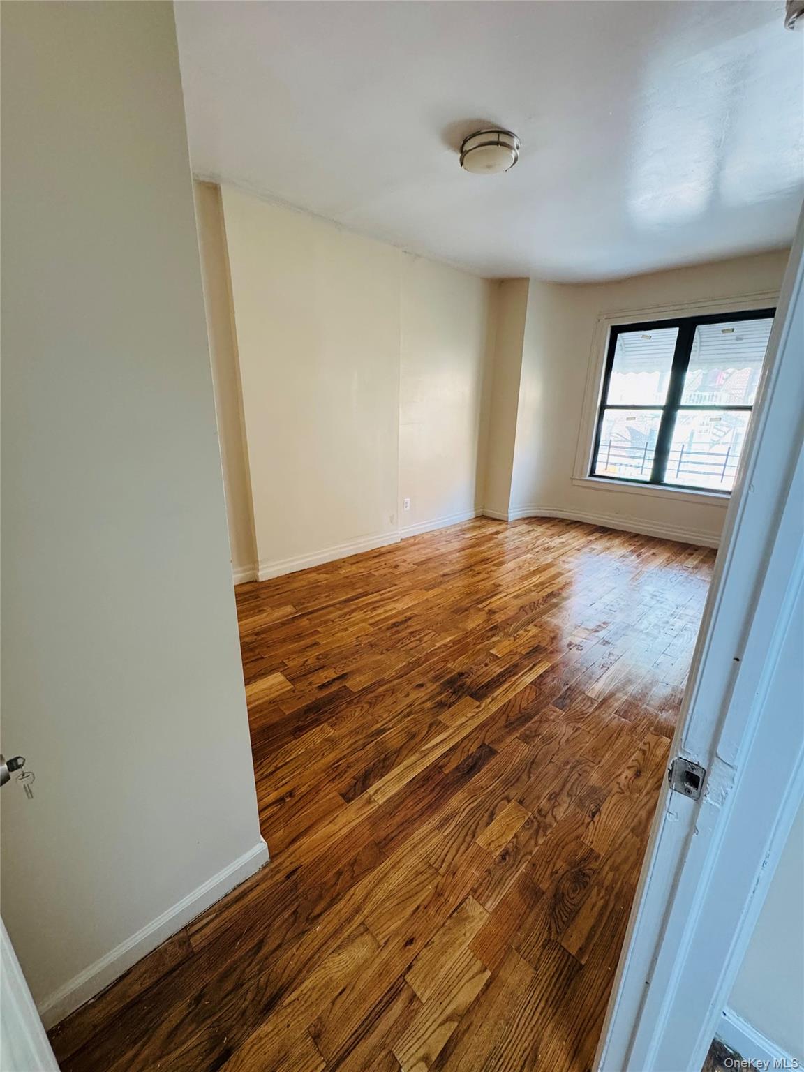 342 E 194th Street Property Photo 4