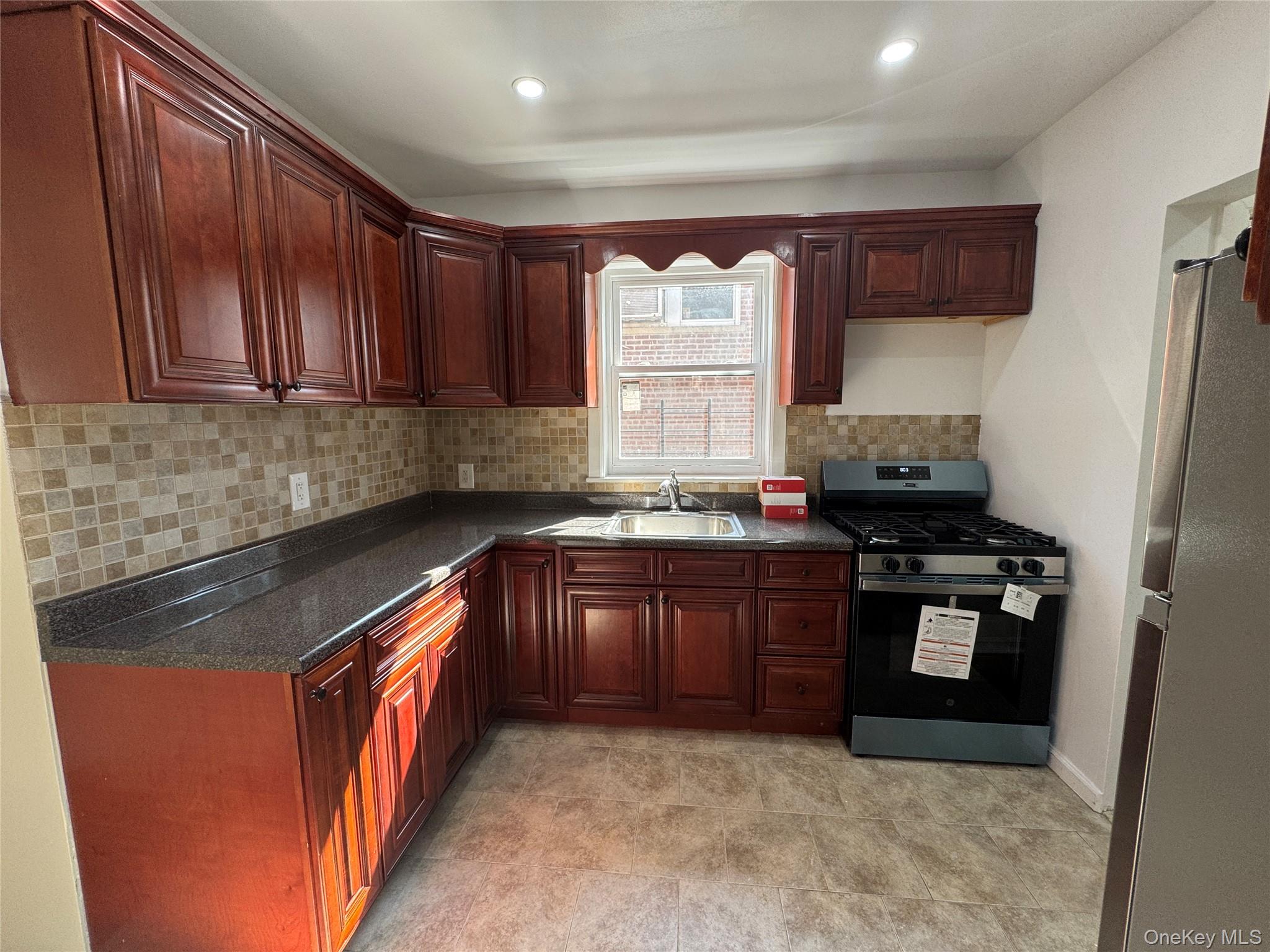 1054 Lydig Avenue Property Photo 1