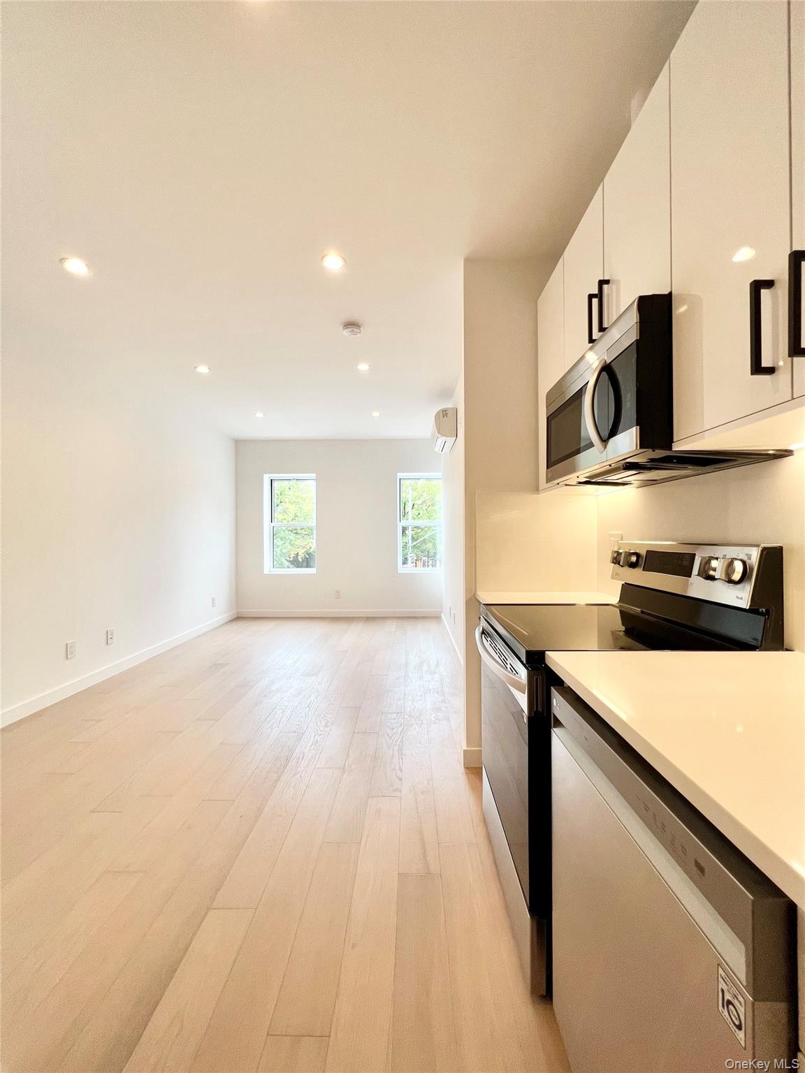 427 Metropolitan Avenue Property Photo 9