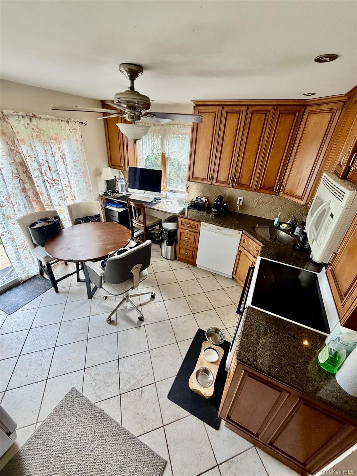 998 Bowling Green Drive Property Photo 4