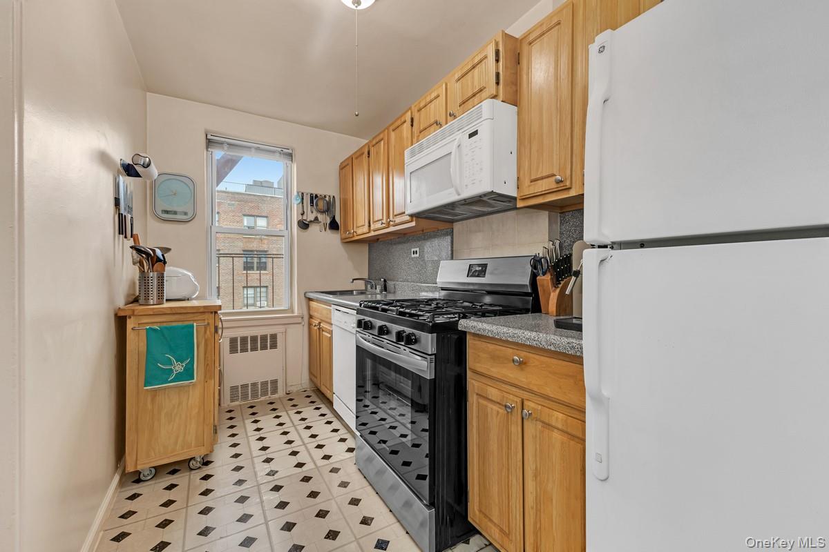 66-33 Yellowstone Boulevard 5b Property Photo 3