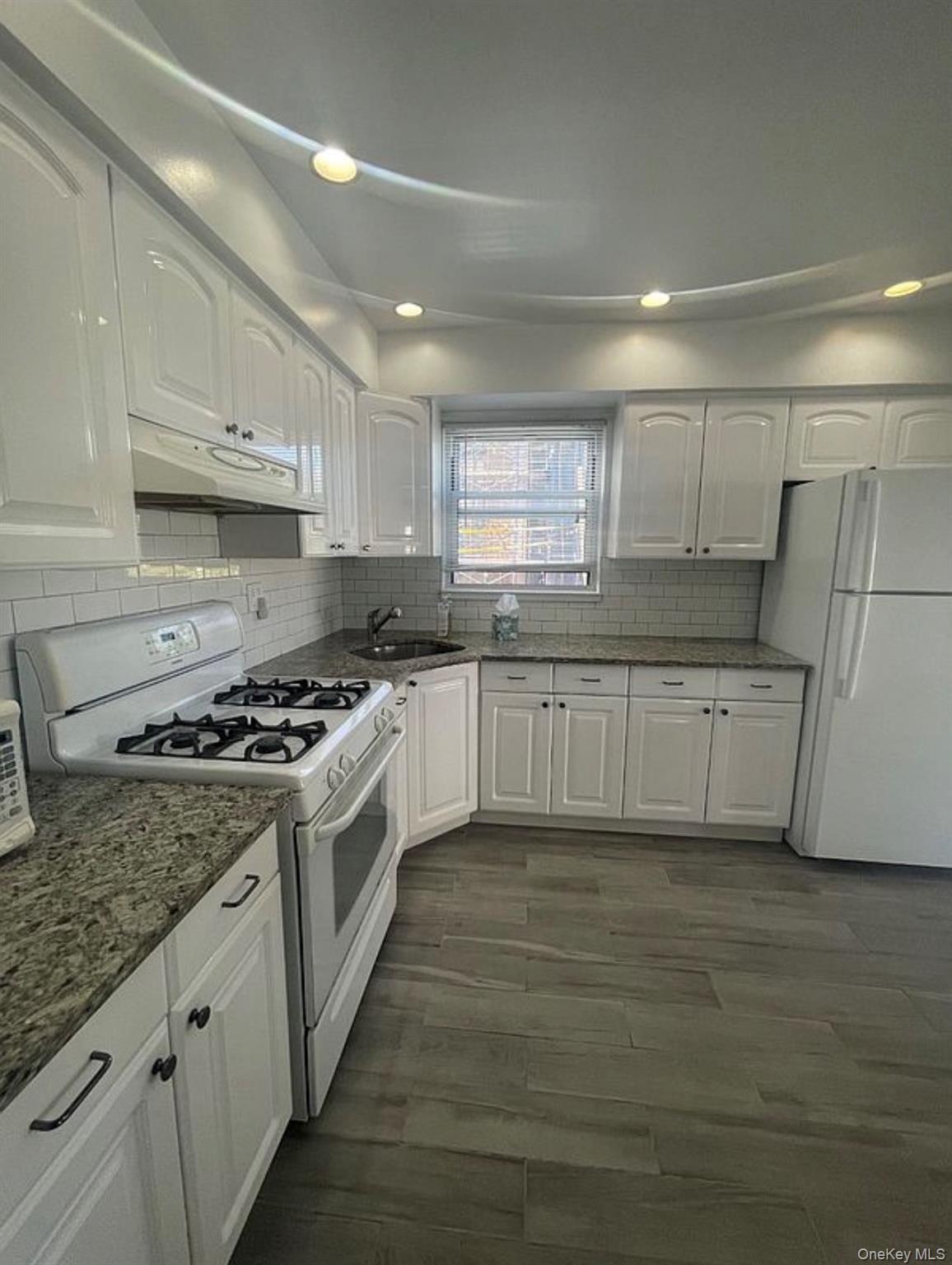 4304 72nd Street Property Photo 9