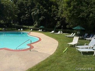 19 Avon Circle D Property Photo 5