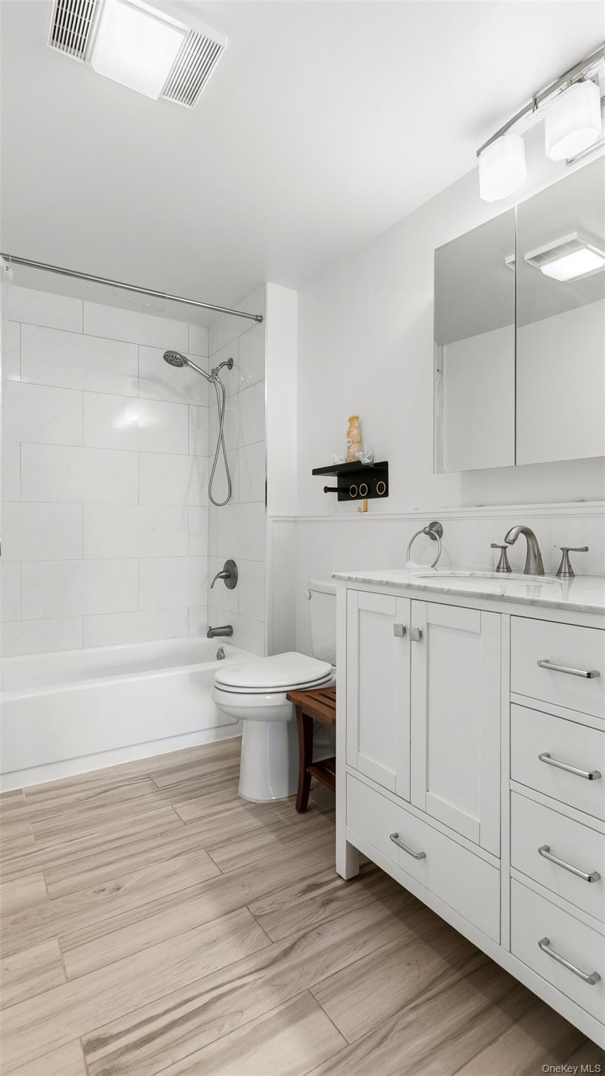 1376 Midland Avenue 404 Property Photo 6