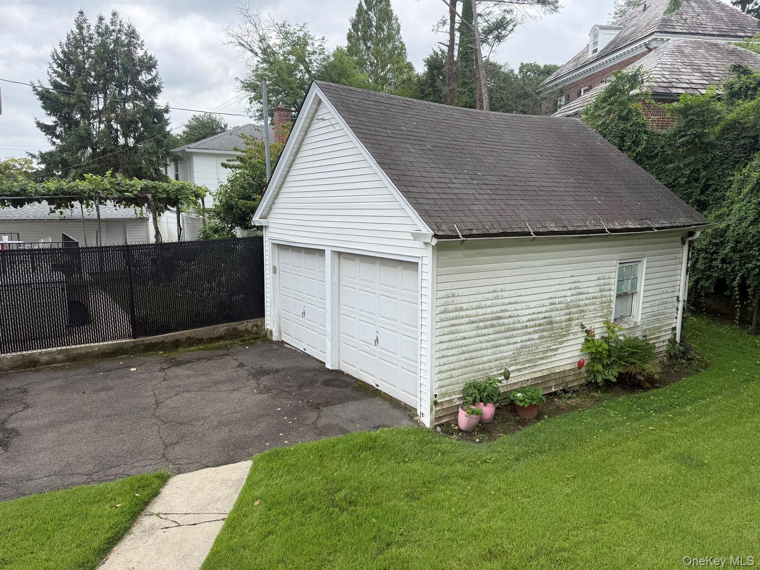 332 Rich Avenue Property Photo 4