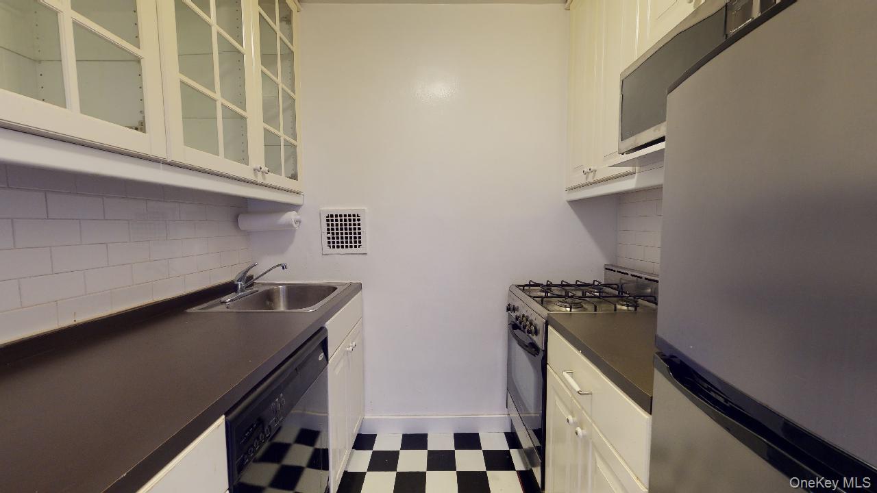 66-15 Thornton Place 6e Property Photo 6