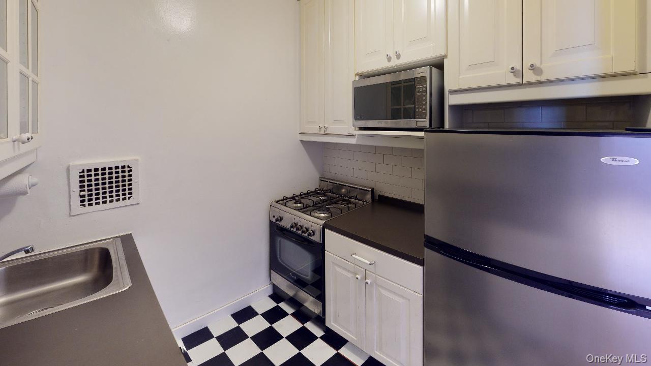 66-15 Thornton Place 6e Property Photo 7