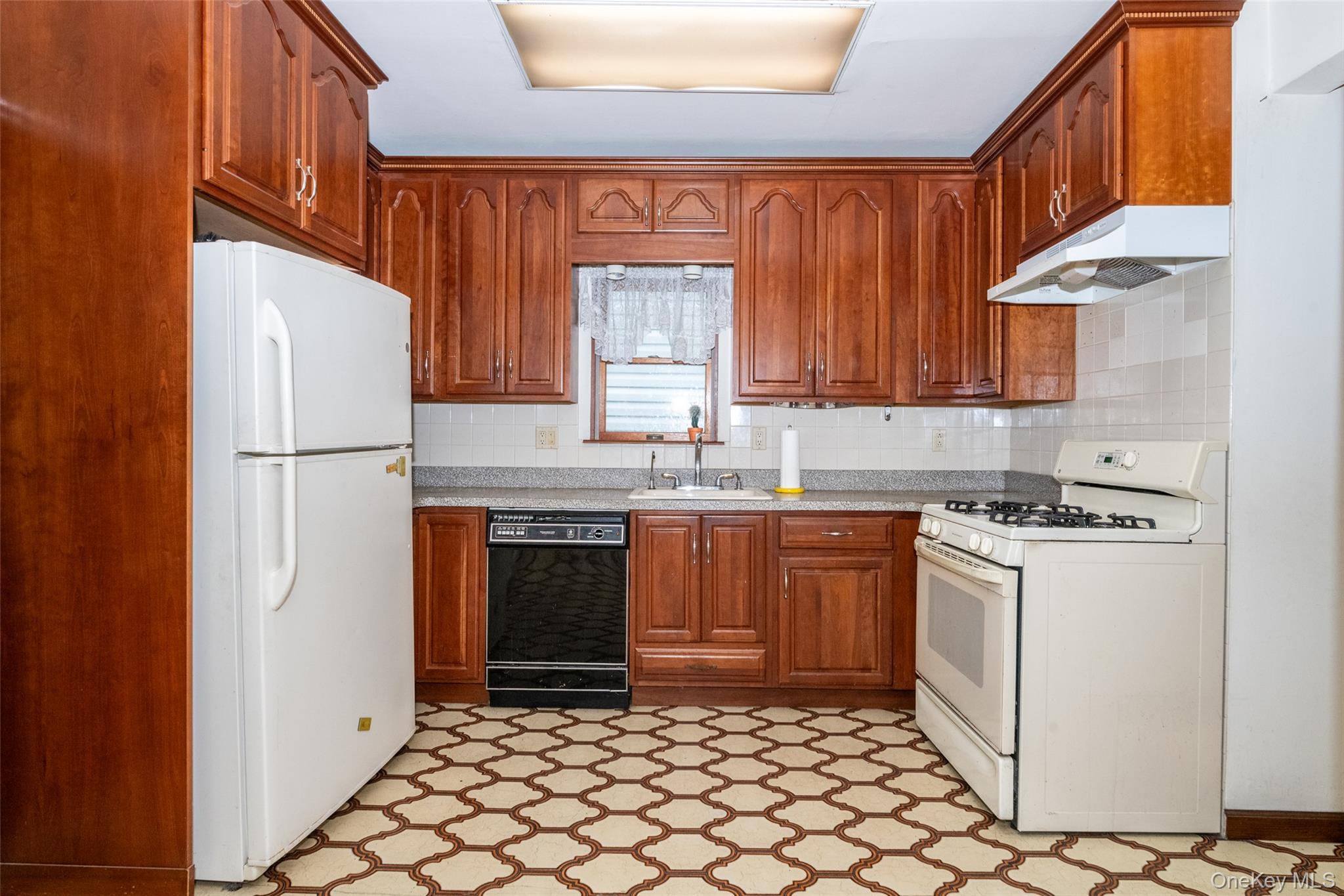 1559 Hollywood Avenue Property Photo 8