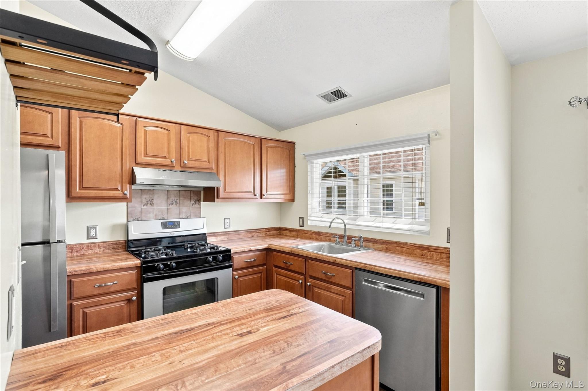 2124 Whispering Hills Property Photo 8