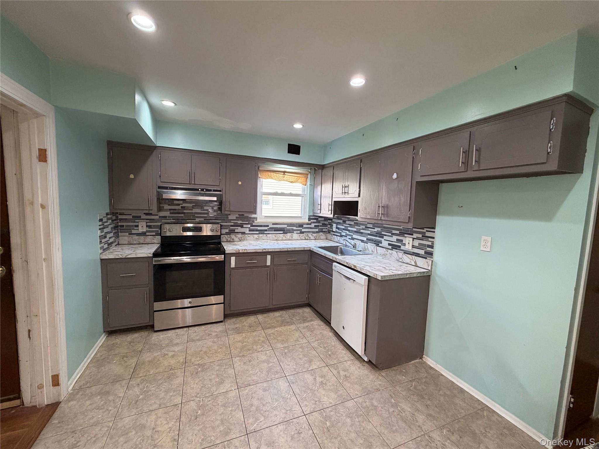 2829 Elm Street Property Photo 4