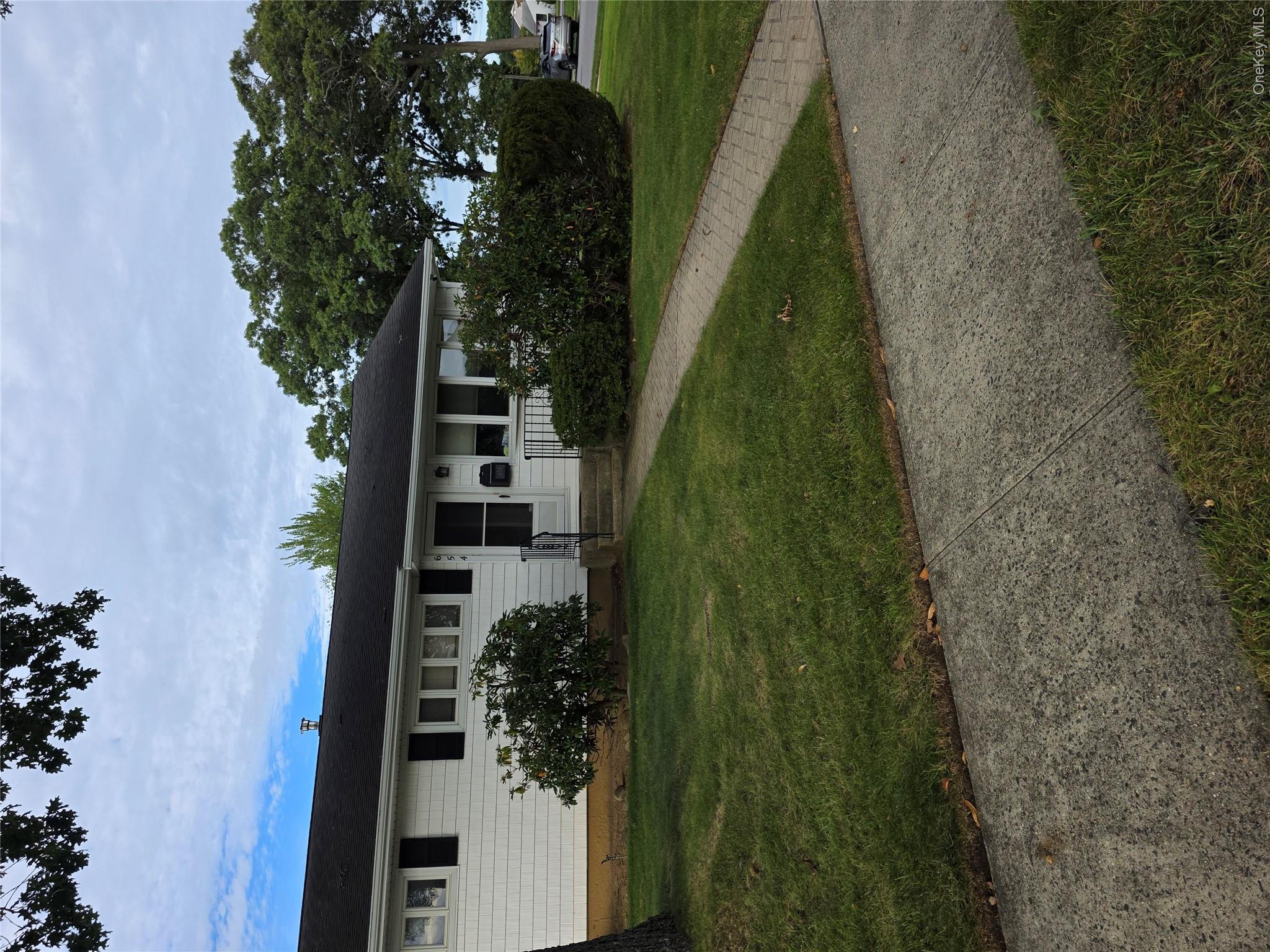 654 Carlyle Avenue Property Photo 1