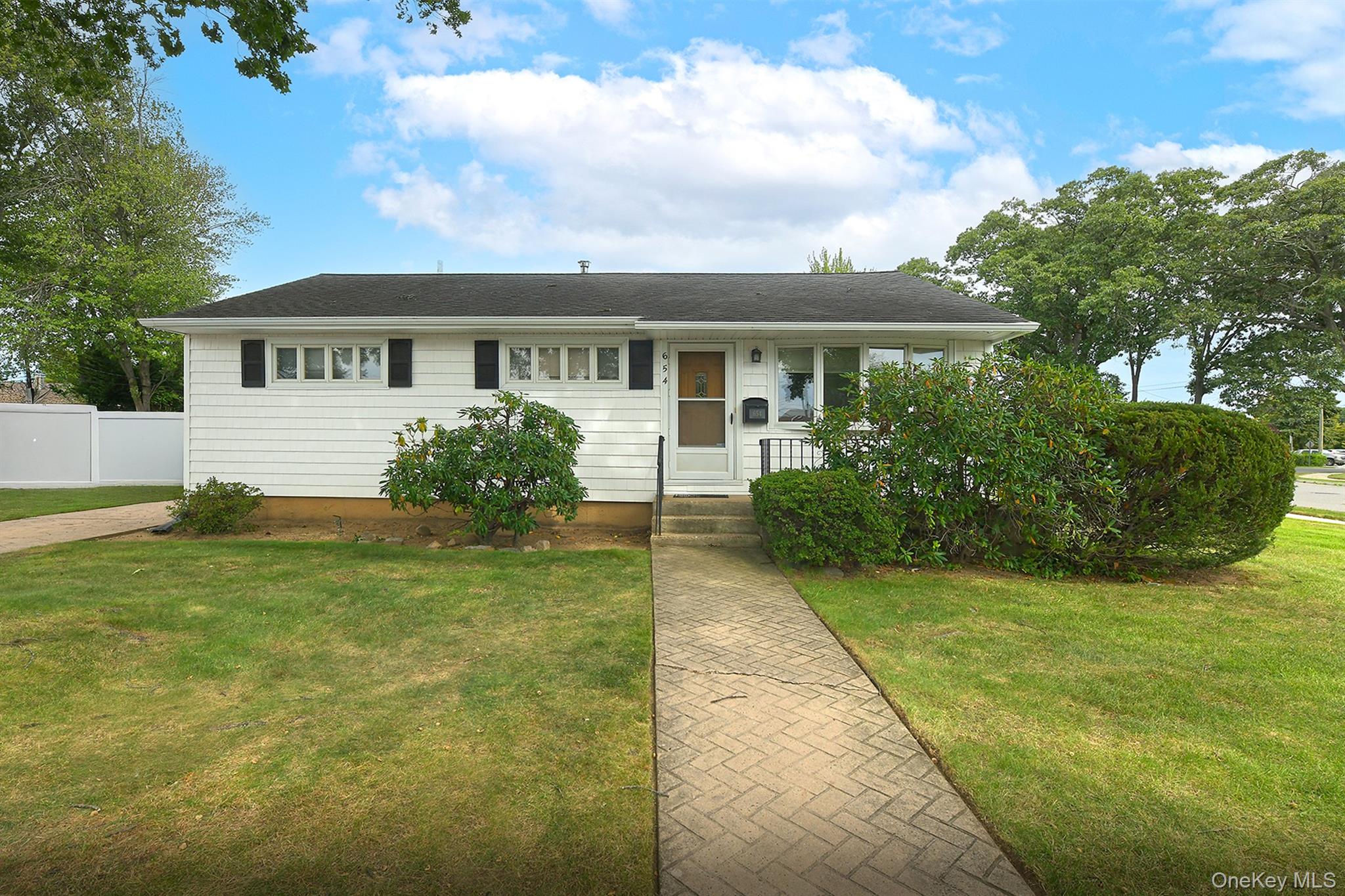 654 Carlyle Avenue Property Photo 1