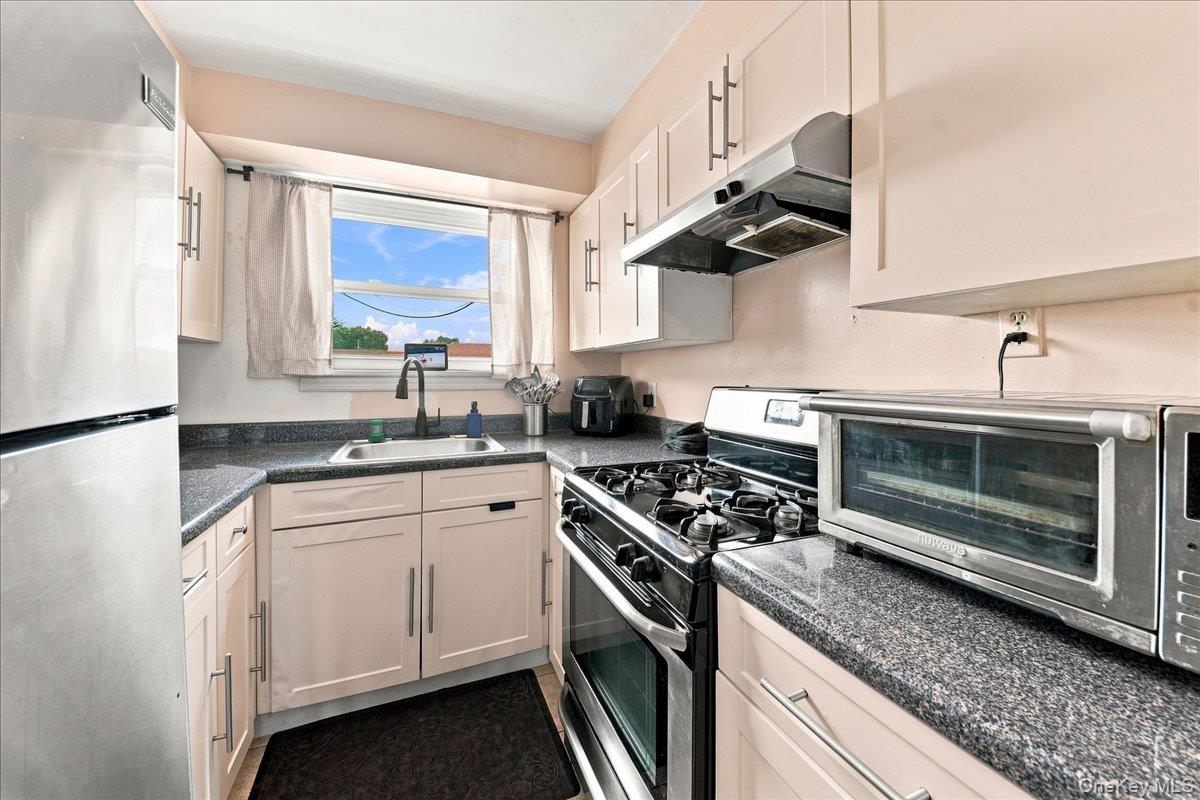 841 Swinton Avenue Property Photo 4