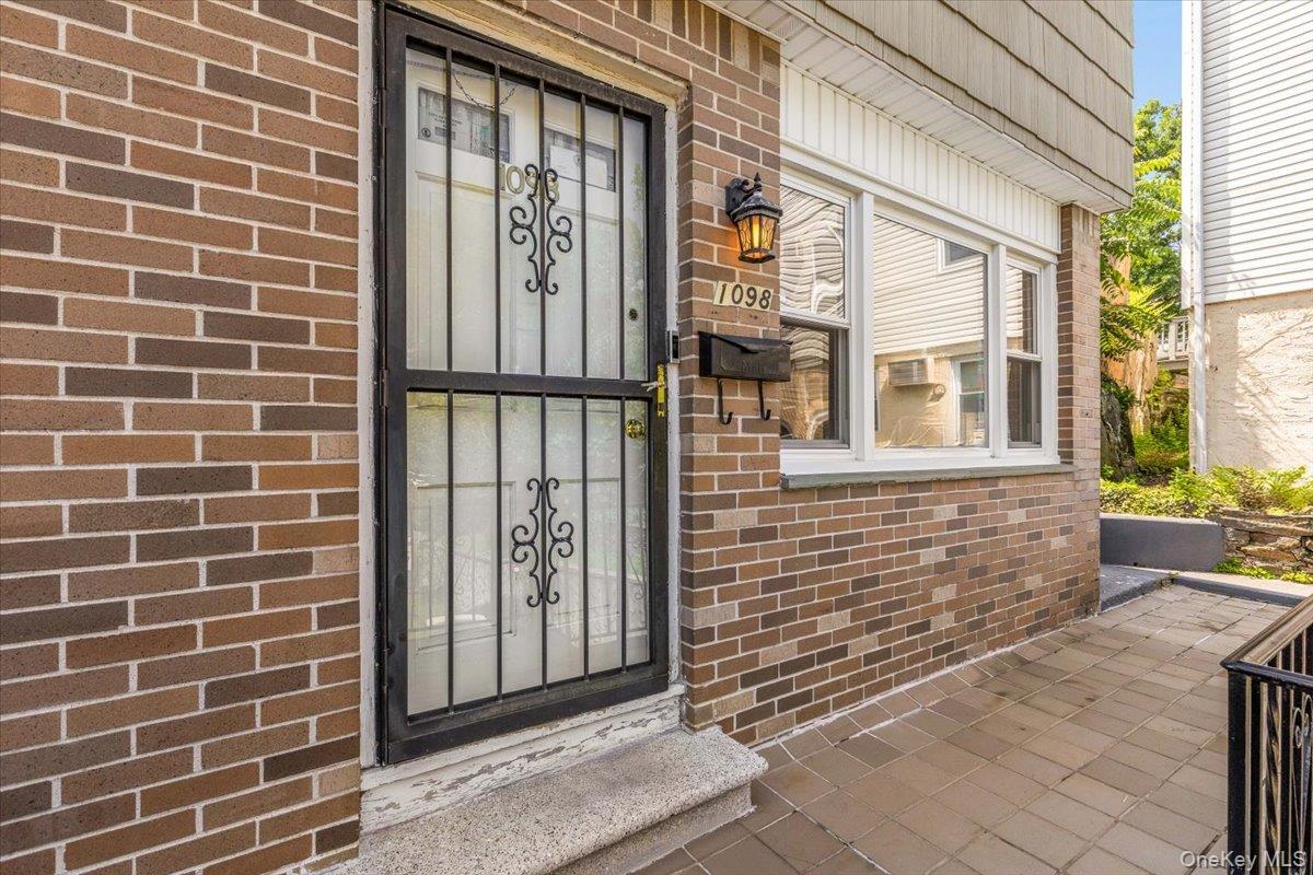 1098 Midland Avenue Property Photo 3