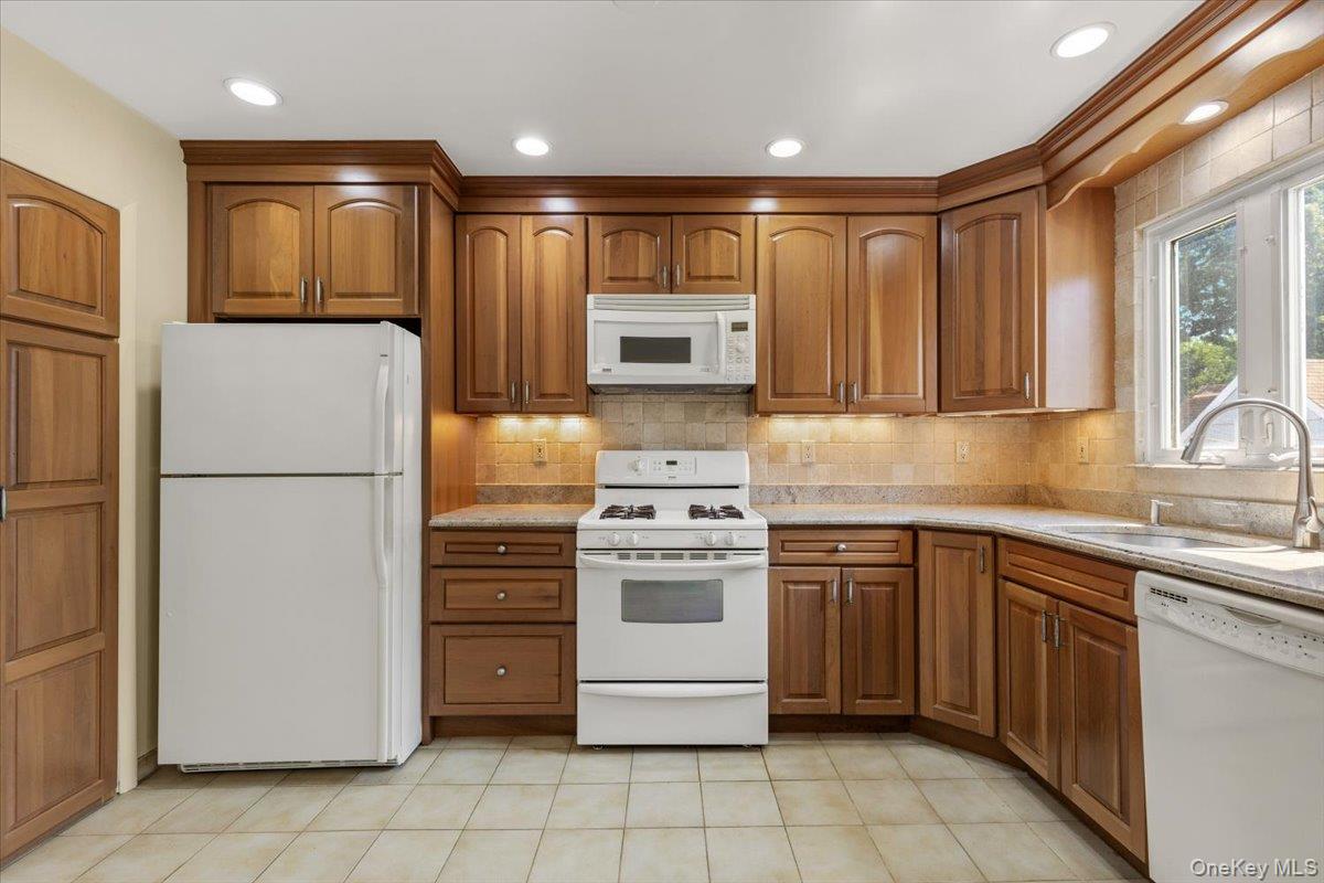 1098 Midland Avenue Property Photo 13