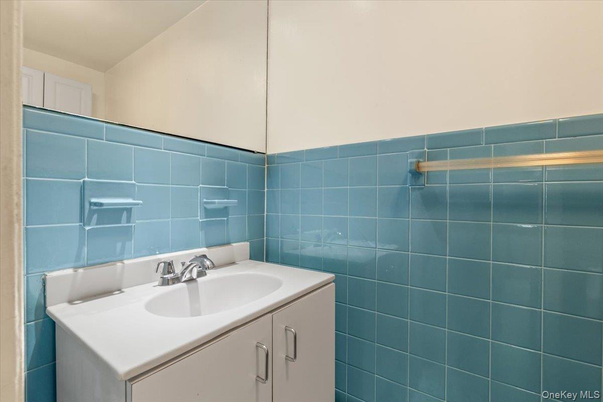 1098 Midland Avenue Property Photo 16