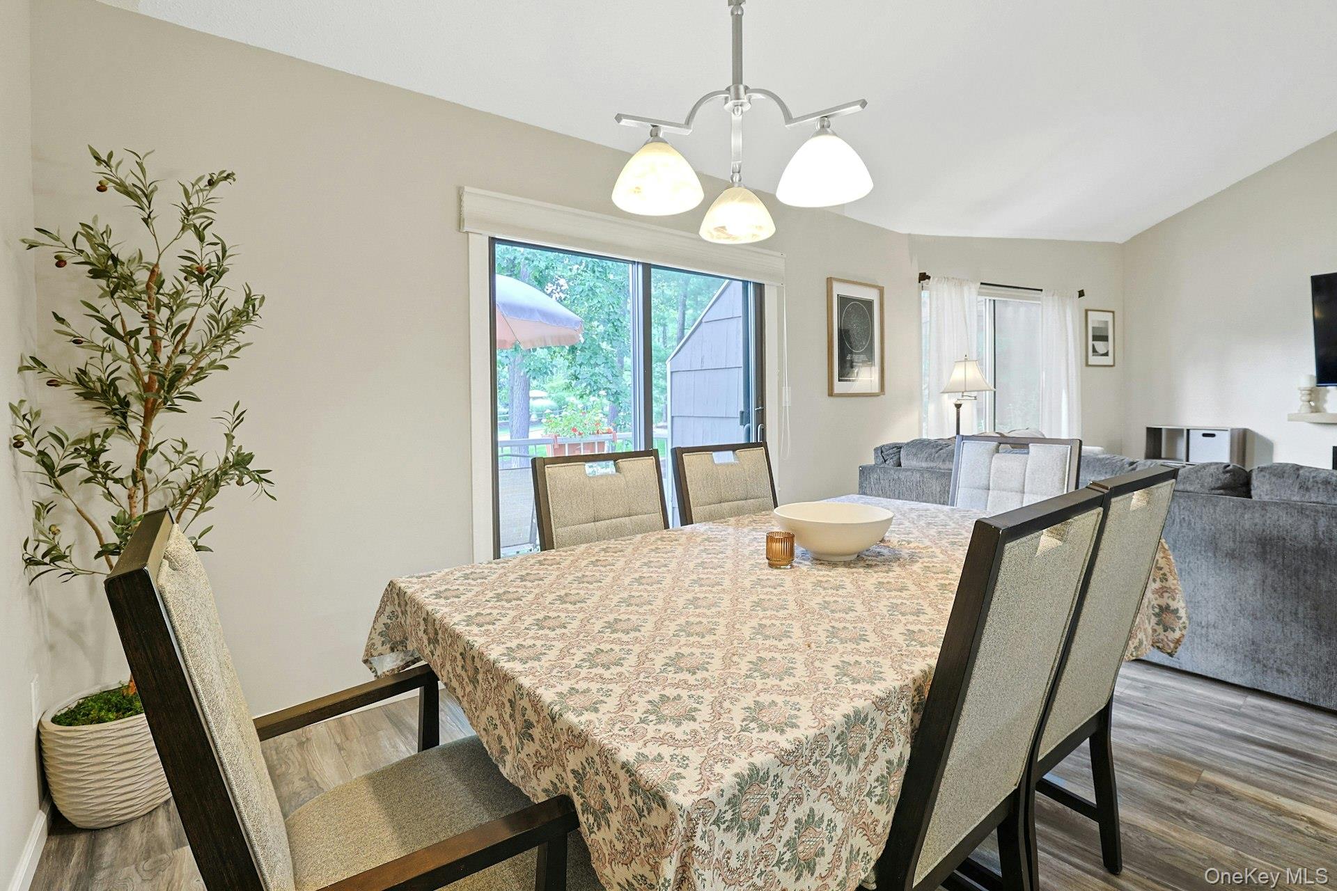 195 Treetop Circle Property Photo 14
