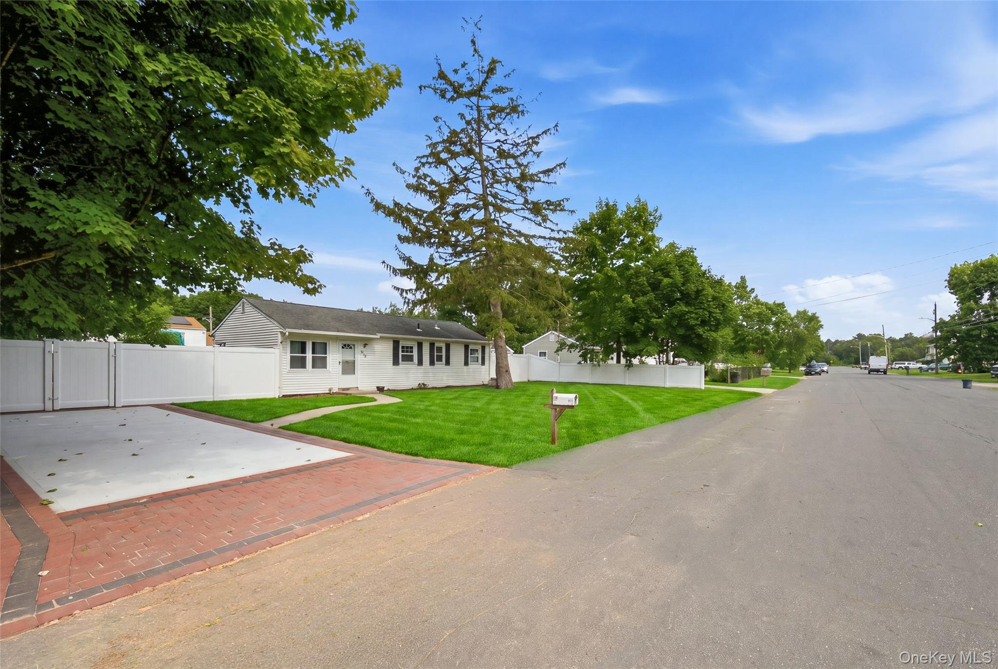 710 Bourdois Avenue Property Photo 4
