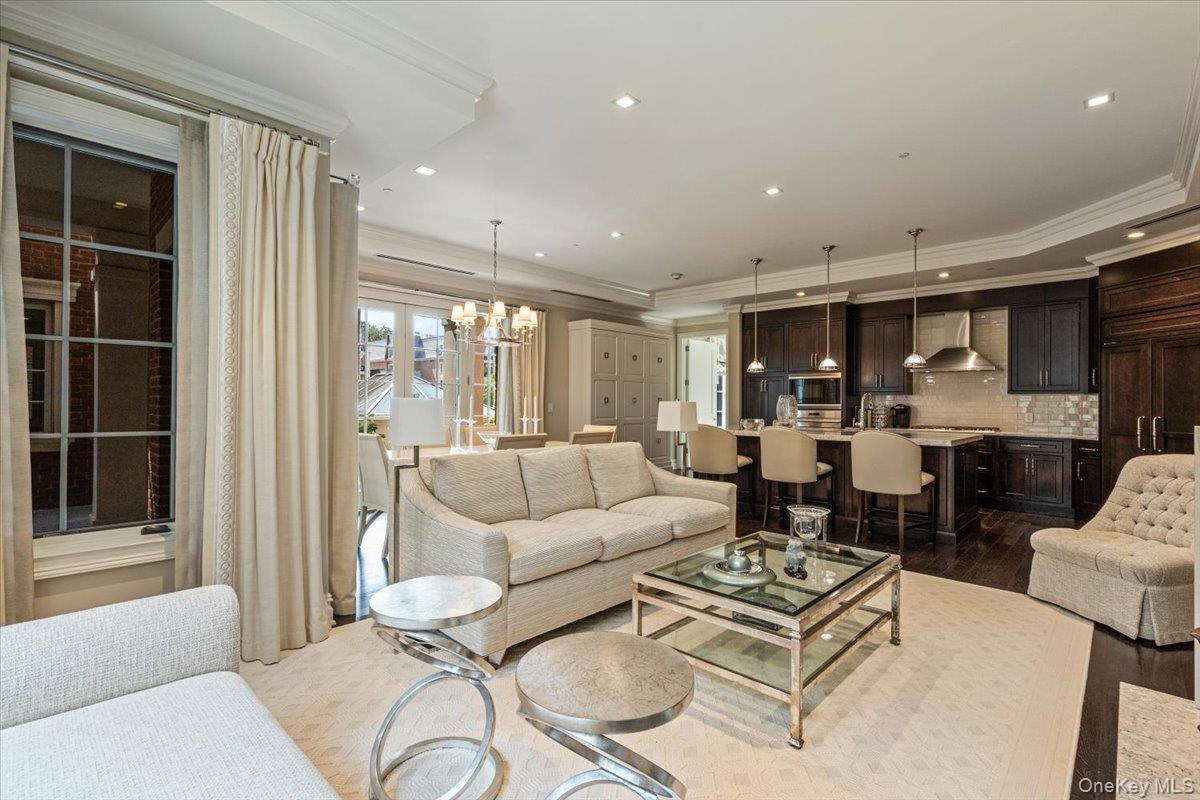 2000 Royal Court 2009 Property Photo 4