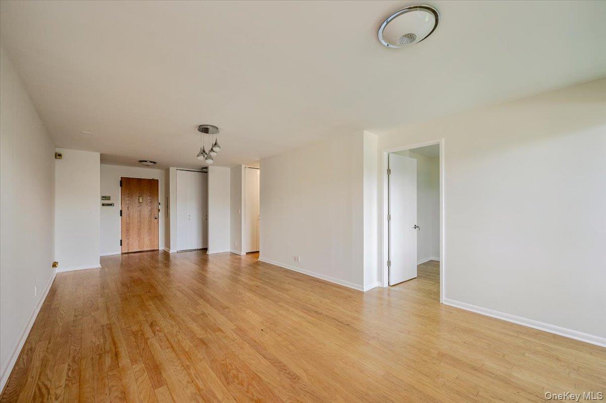 141 Great Neck Road 3f Property Photo 8